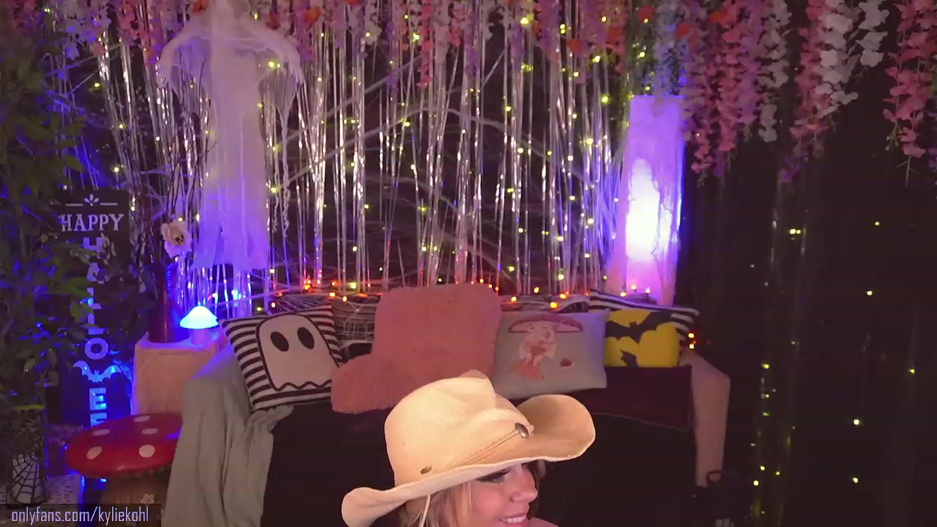 Gallery image thumbnail from KylieKohl's myfreecams stream on, 10/17/2023, 03:08 image 13 of 20