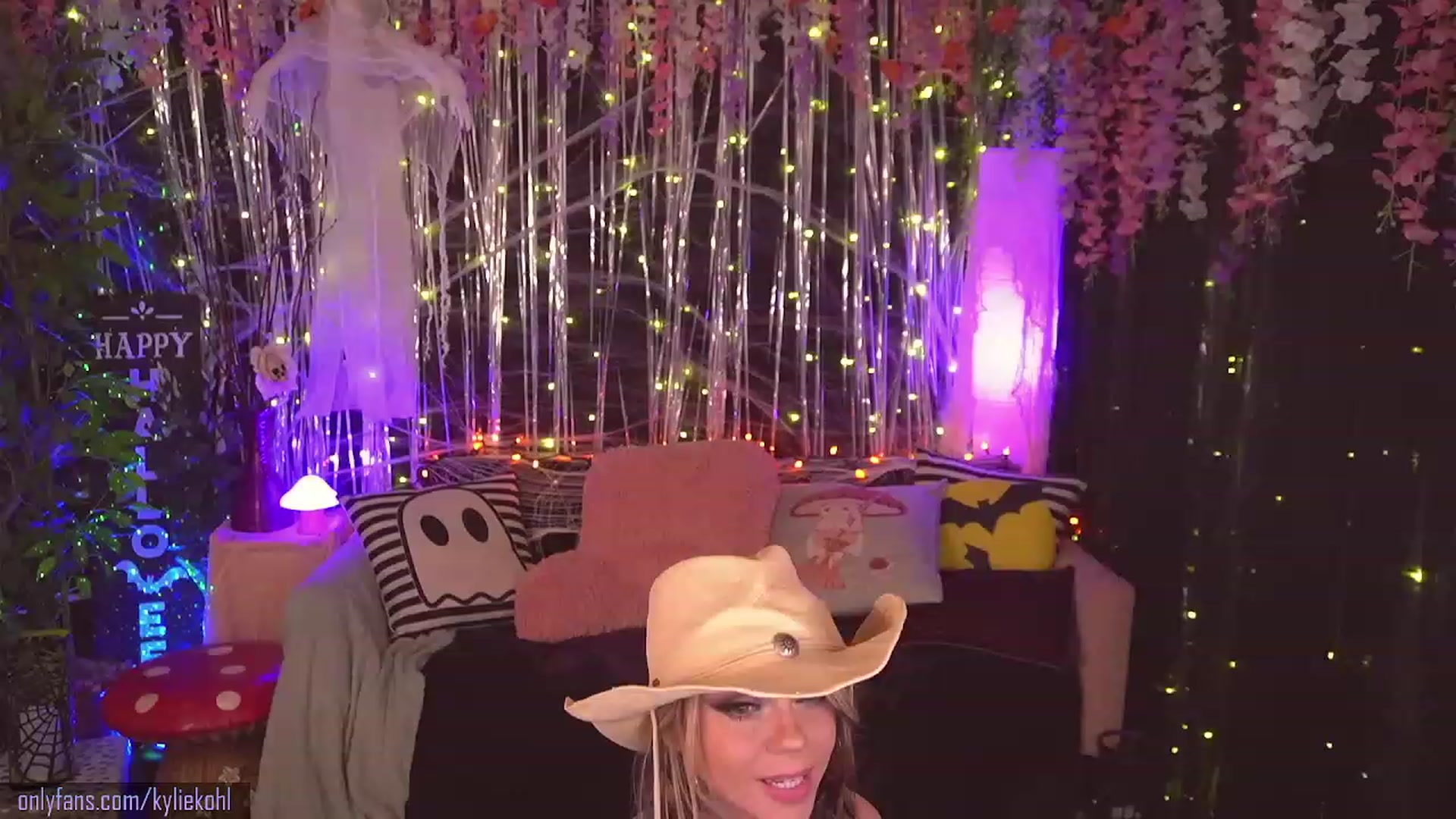 Gallery image thumbnail from KylieKohl's myfreecams stream on, 10/17/2023, 03:08 image 9 of 20