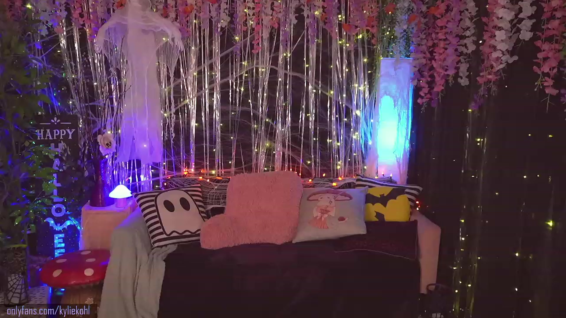 Gallery image thumbnail from KylieKohl's myfreecams stream on, 10/17/2023, 03:08 image 12 of 20