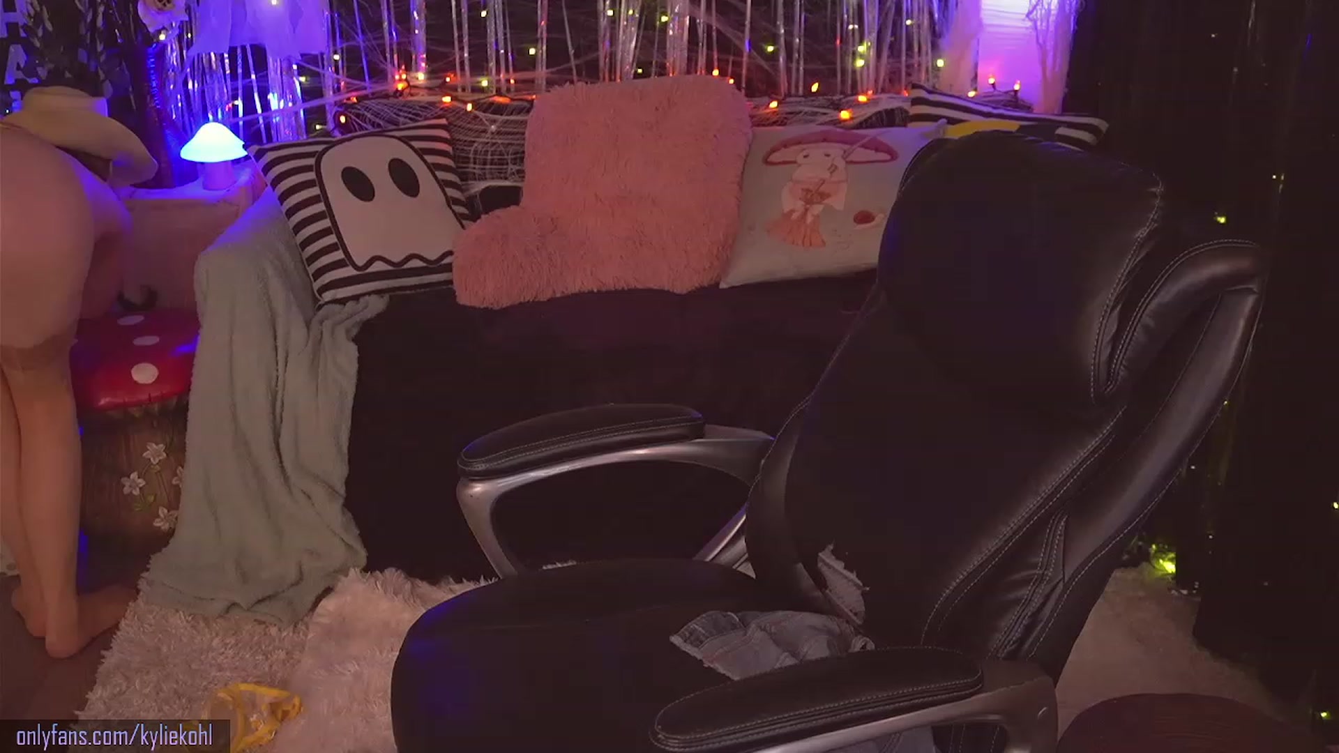 Gallery image thumbnail from KylieKohl's myfreecams stream on, 10/17/2023, 03:56 image 2 of 20