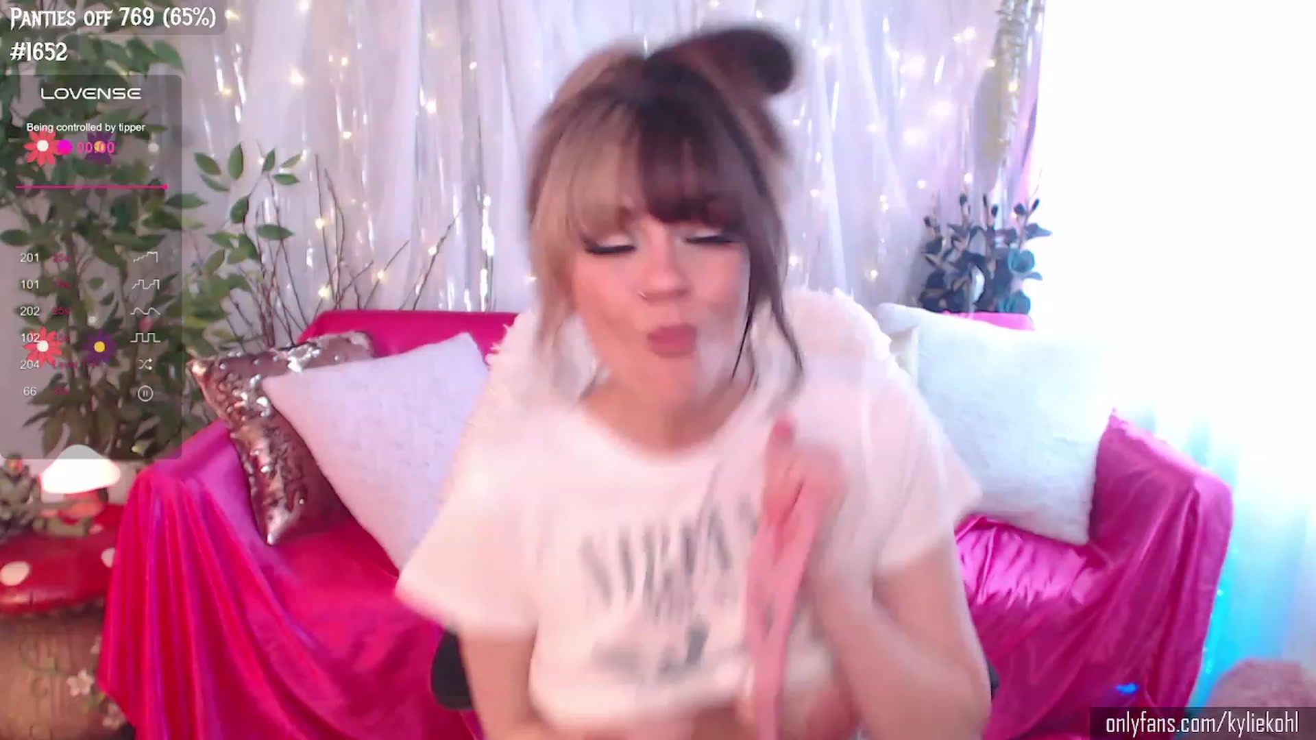 Gallery image thumbnail from KylieKohl's myfreecams stream on, 03/04/2024, 21:26 image 4 of 20