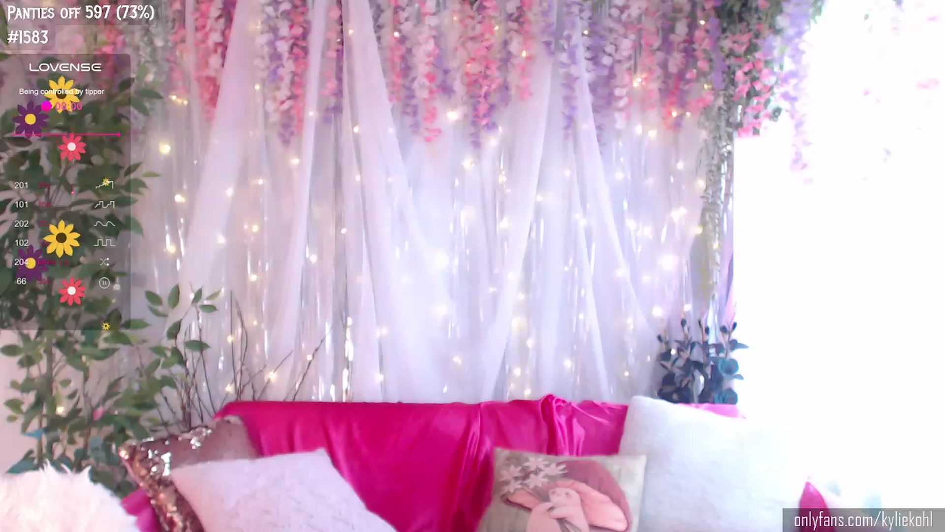 Gallery image thumbnail from KylieKohl's myfreecams stream on, 03/04/2024, 21:26 image 12 of 20