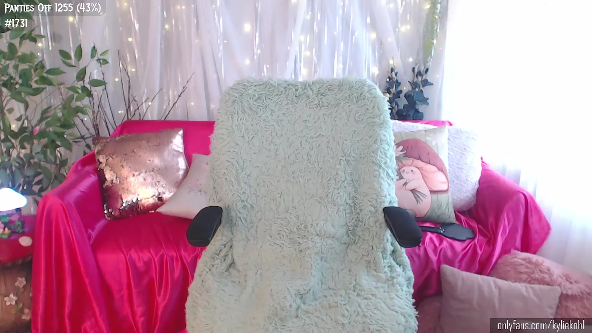 Gallery image thumbnail from KylieKohl's myfreecams stream on, 04/03/2024, 19:19 image 18 of 20