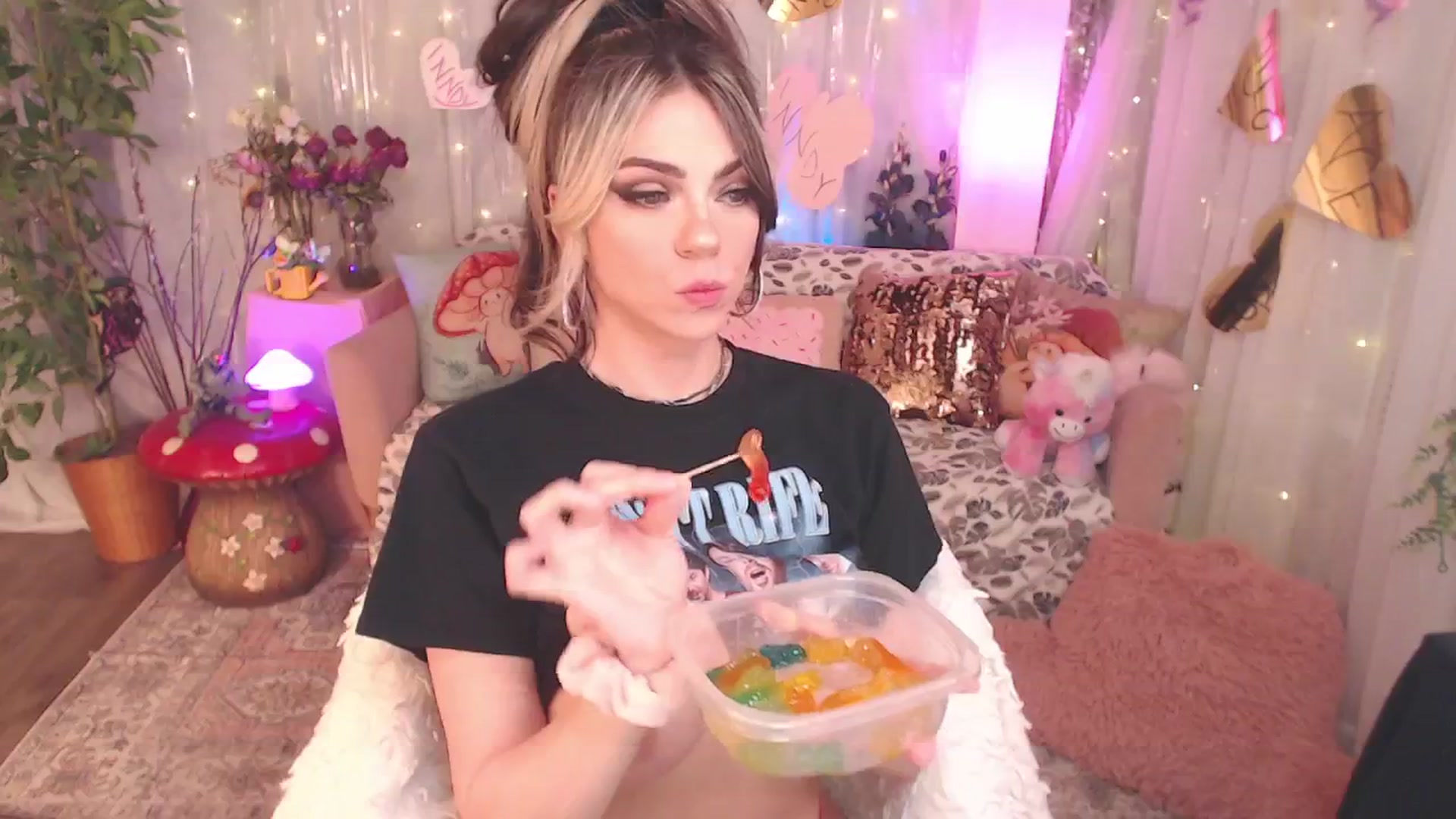 Gallery image thumbnail from KylieKohl's myfreecams stream on, 05/16/2025, 04:35 image 6 of 20