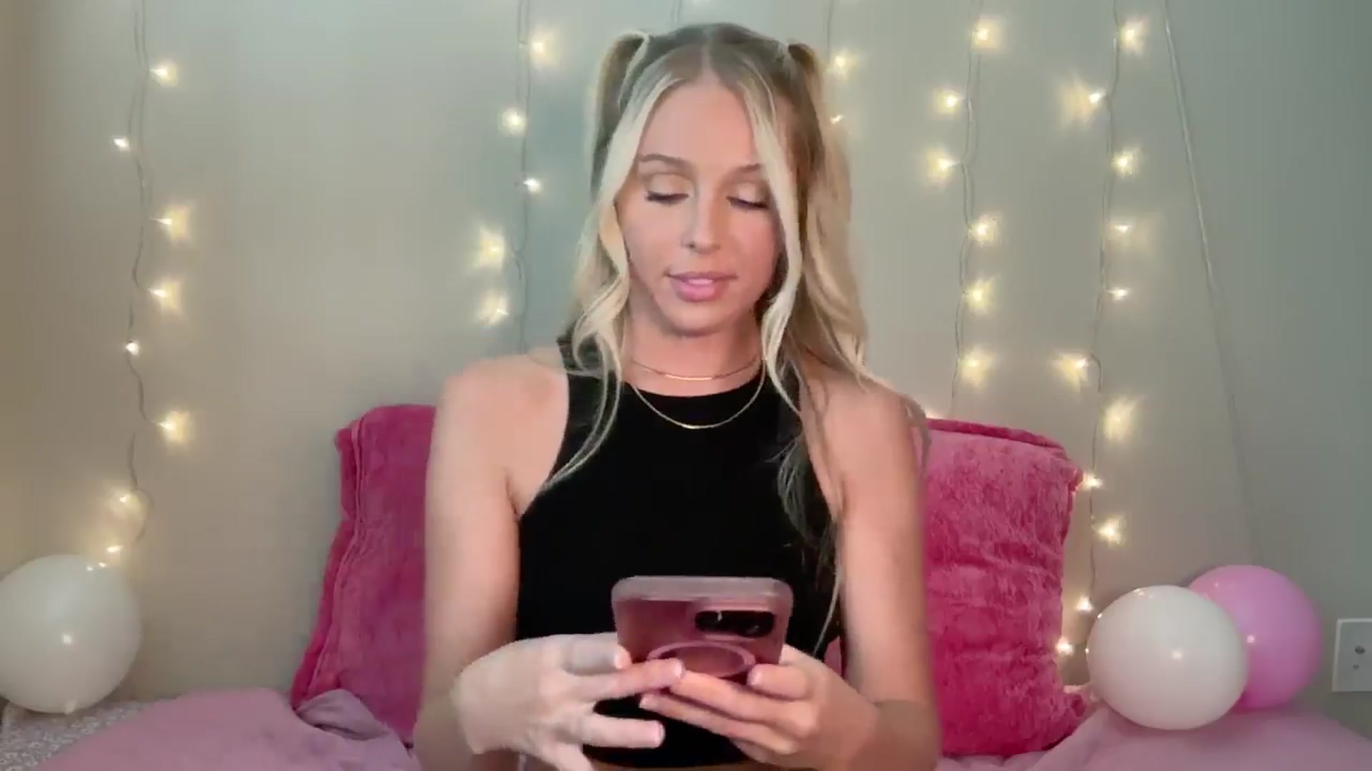 Gallery image thumbnail from Kylie_Baby's myfreecams stream on, 08/27/2024, 14:40 image 8 of 20