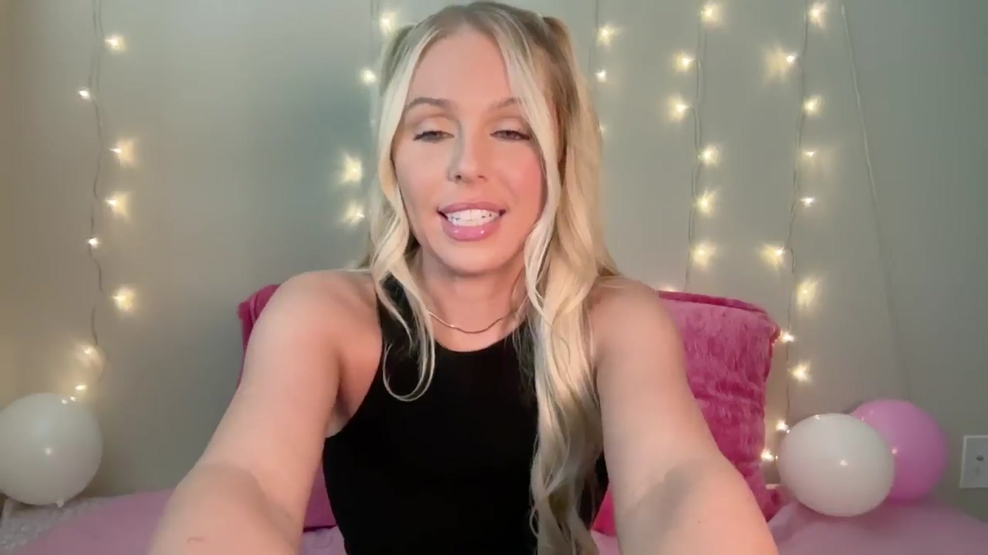 Gallery image thumbnail from Kylie_Baby's myfreecams stream on, 08/27/2024, 14:40 image 6 of 20