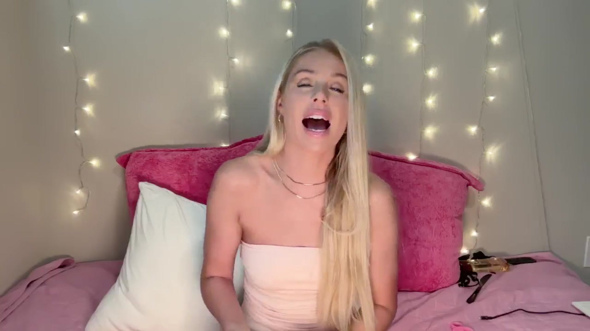 Gallery image thumbnail from Kylie_Baby's myfreecams stream on, 09/04/2024, 12:37 image 15 of 20