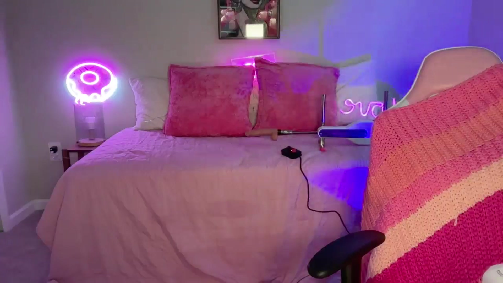 Gallery image thumbnail from Kylie_Baby's myfreecams stream on, 09/10/2024, 18:07 image 2 of 20