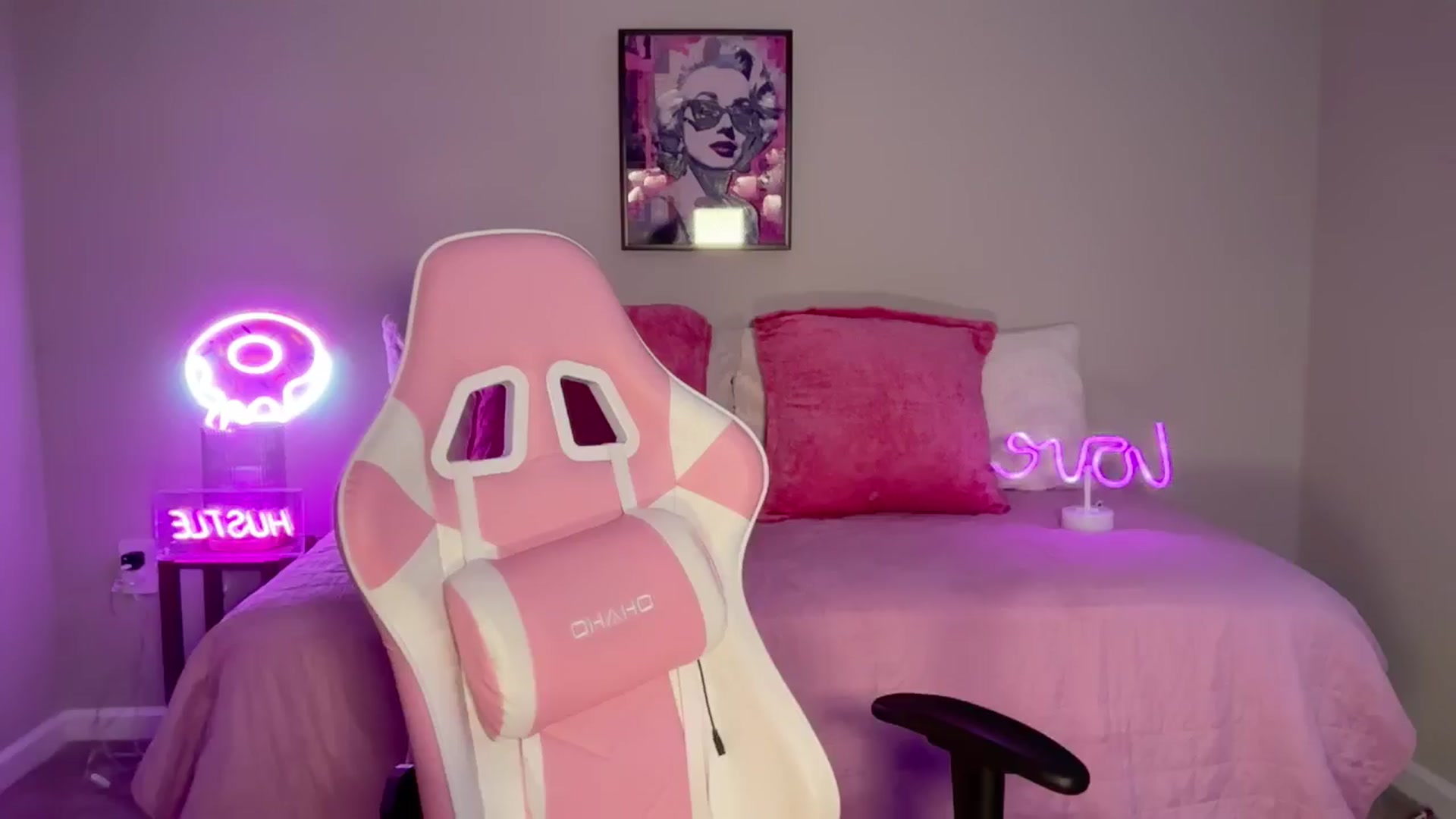 Gallery image thumbnail from Kylie_Baby's myfreecams stream on, 09/11/2024, 17:35 image 1 of 20