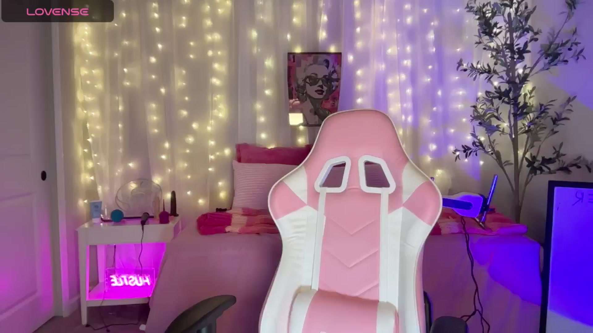 Gallery image thumbnail from Kylie_Baby's myfreecams stream on, 09/13/2024, 14:29 image 1 of 20