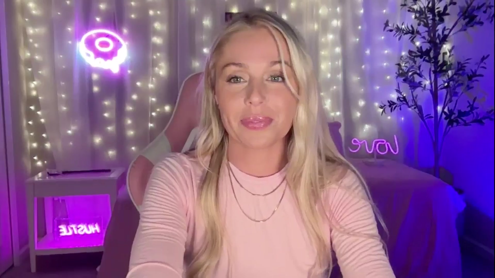 Gallery image thumbnail from Kylie_Baby's myfreecams stream on, 09/15/2024, 24:32 image 3 of 20