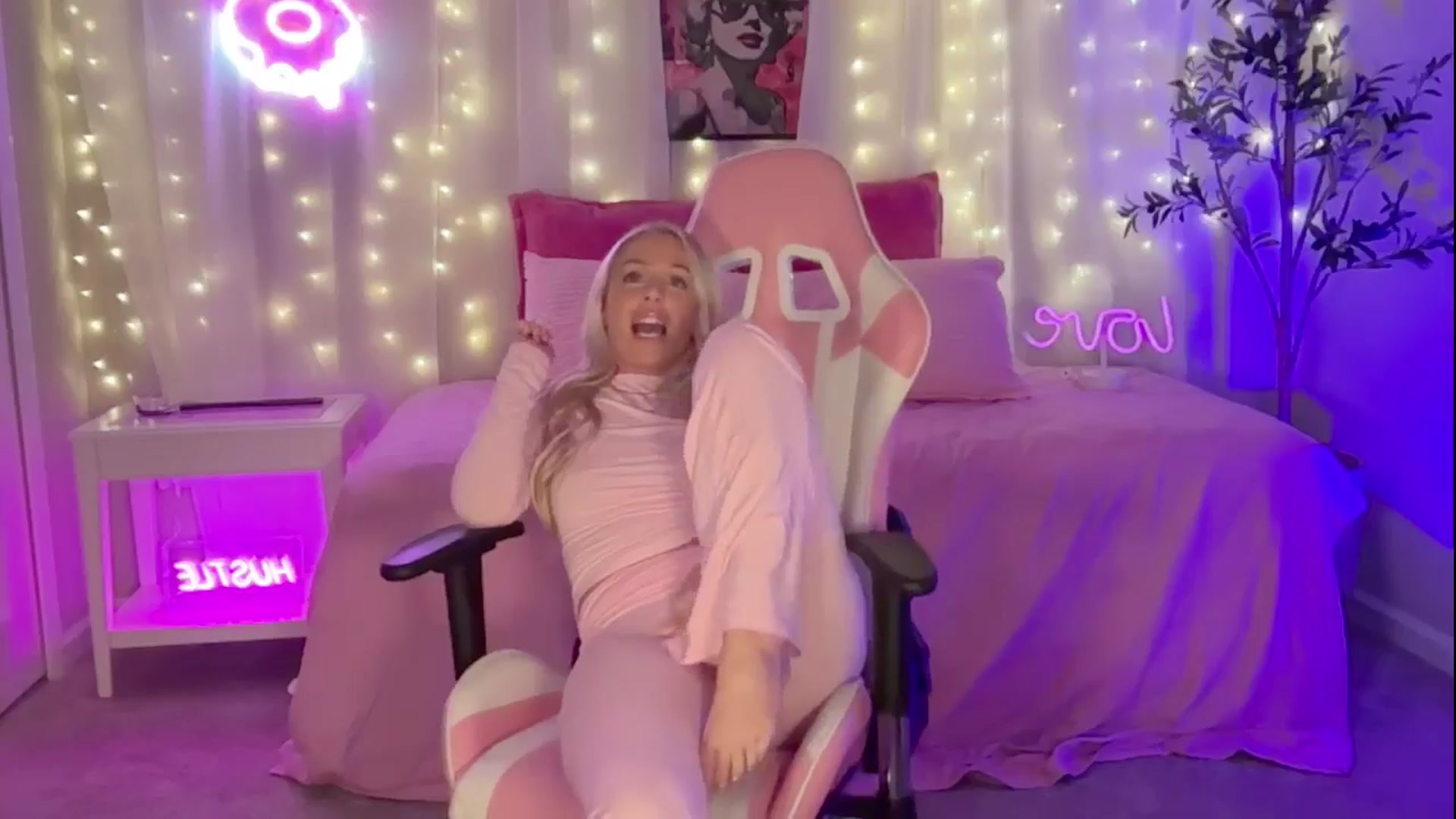 Gallery image thumbnail from Kylie_Baby's myfreecams stream on, 09/15/2024, 24:32 image 6 of 20