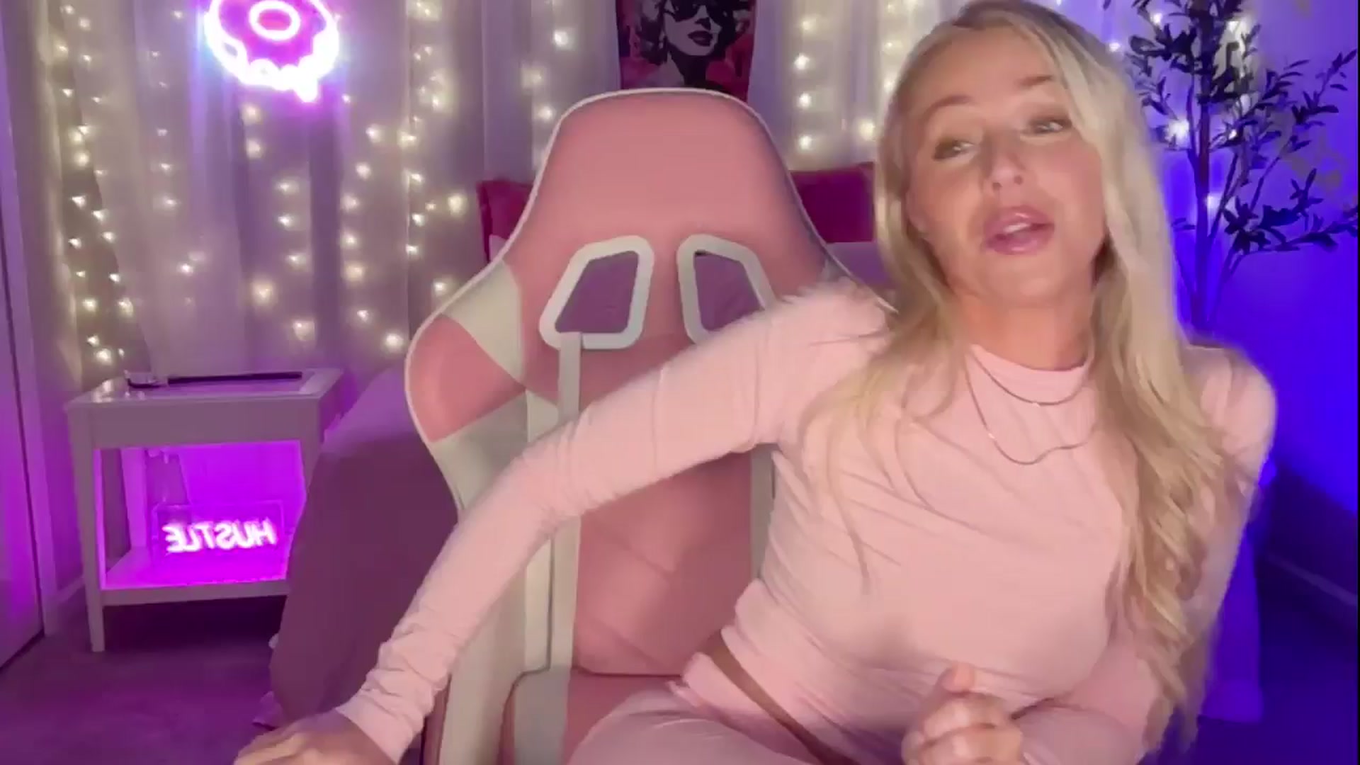Gallery image thumbnail from Kylie_Baby's myfreecams stream on, 09/15/2024, 24:32 image 5 of 20