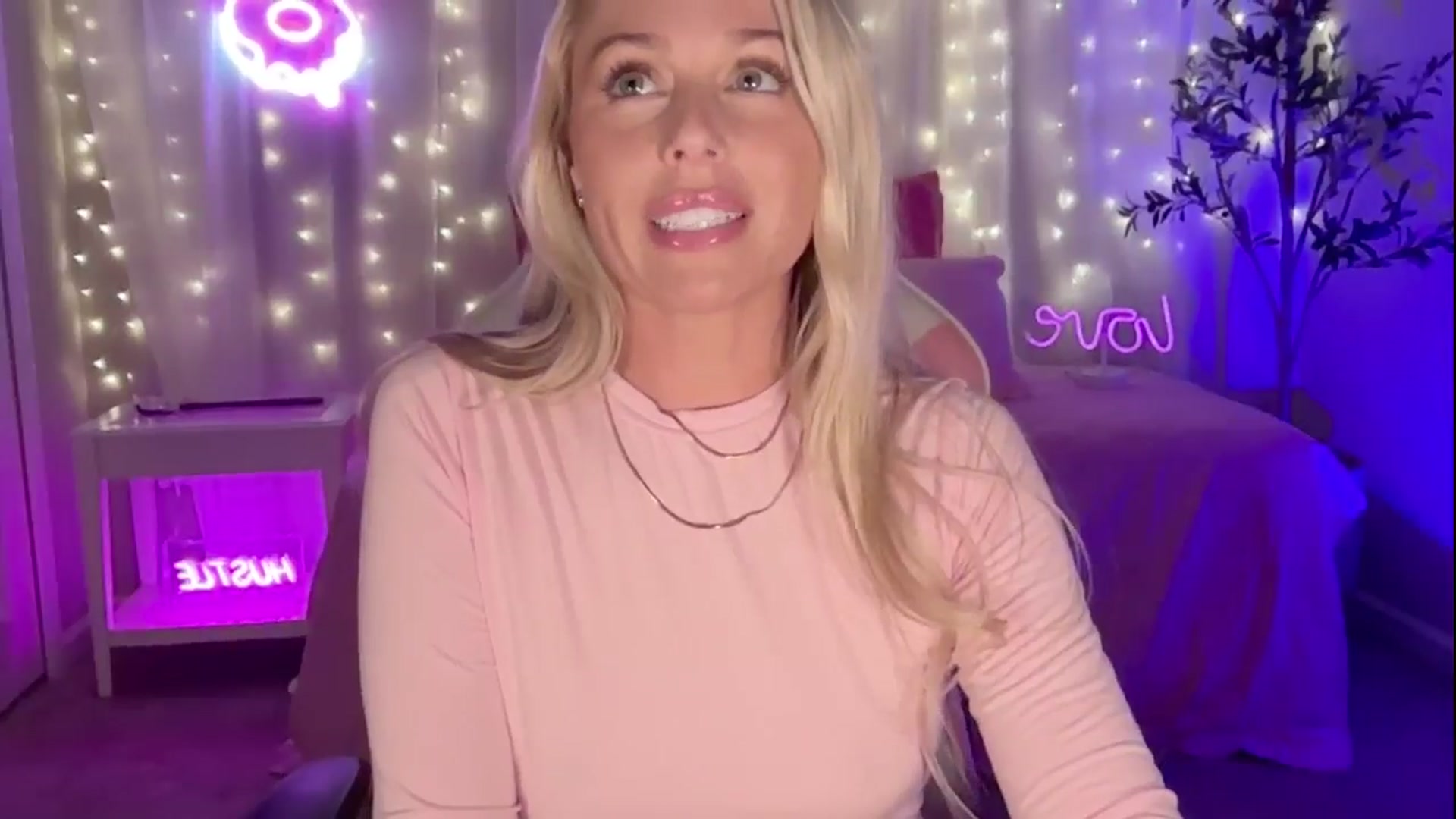 Gallery image thumbnail from Kylie_Baby's myfreecams stream on, 09/15/2024, 24:32 image 4 of 20