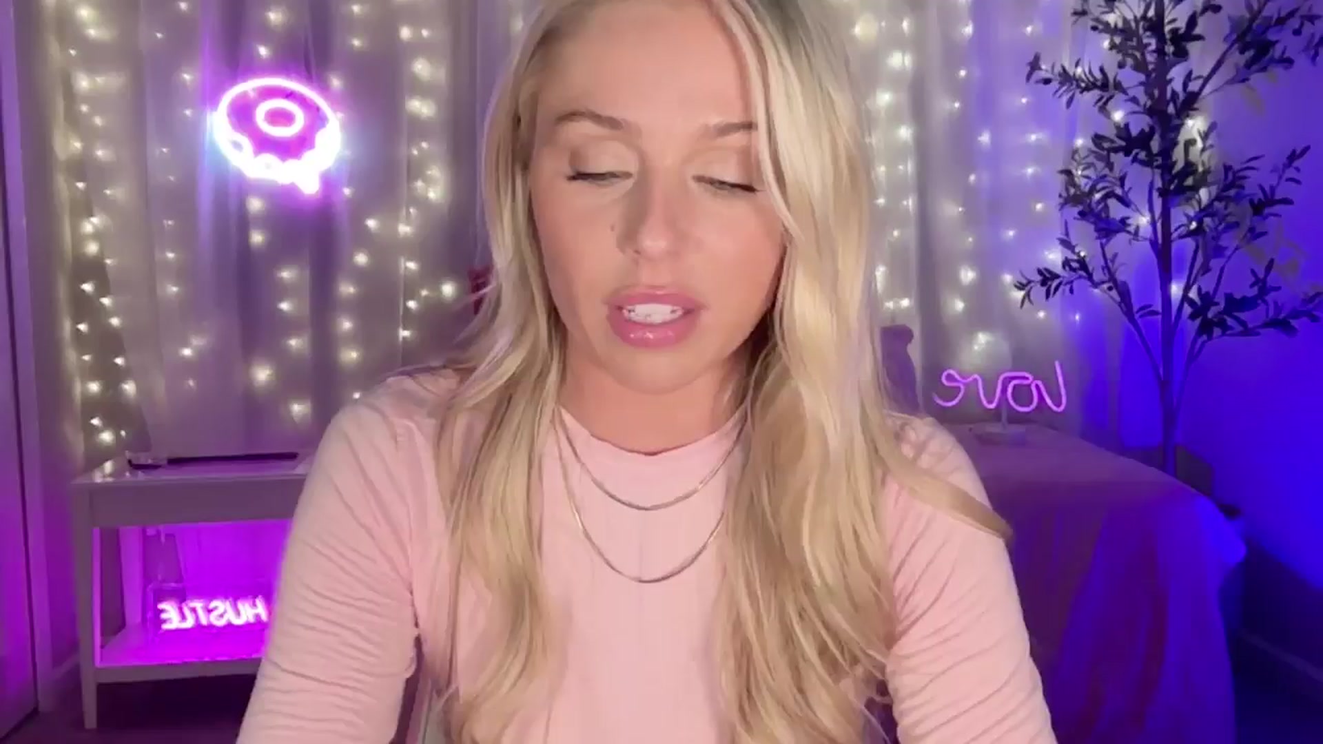 Gallery image thumbnail from Kylie_Baby's myfreecams stream on, 09/15/2024, 24:32 image 2 of 20