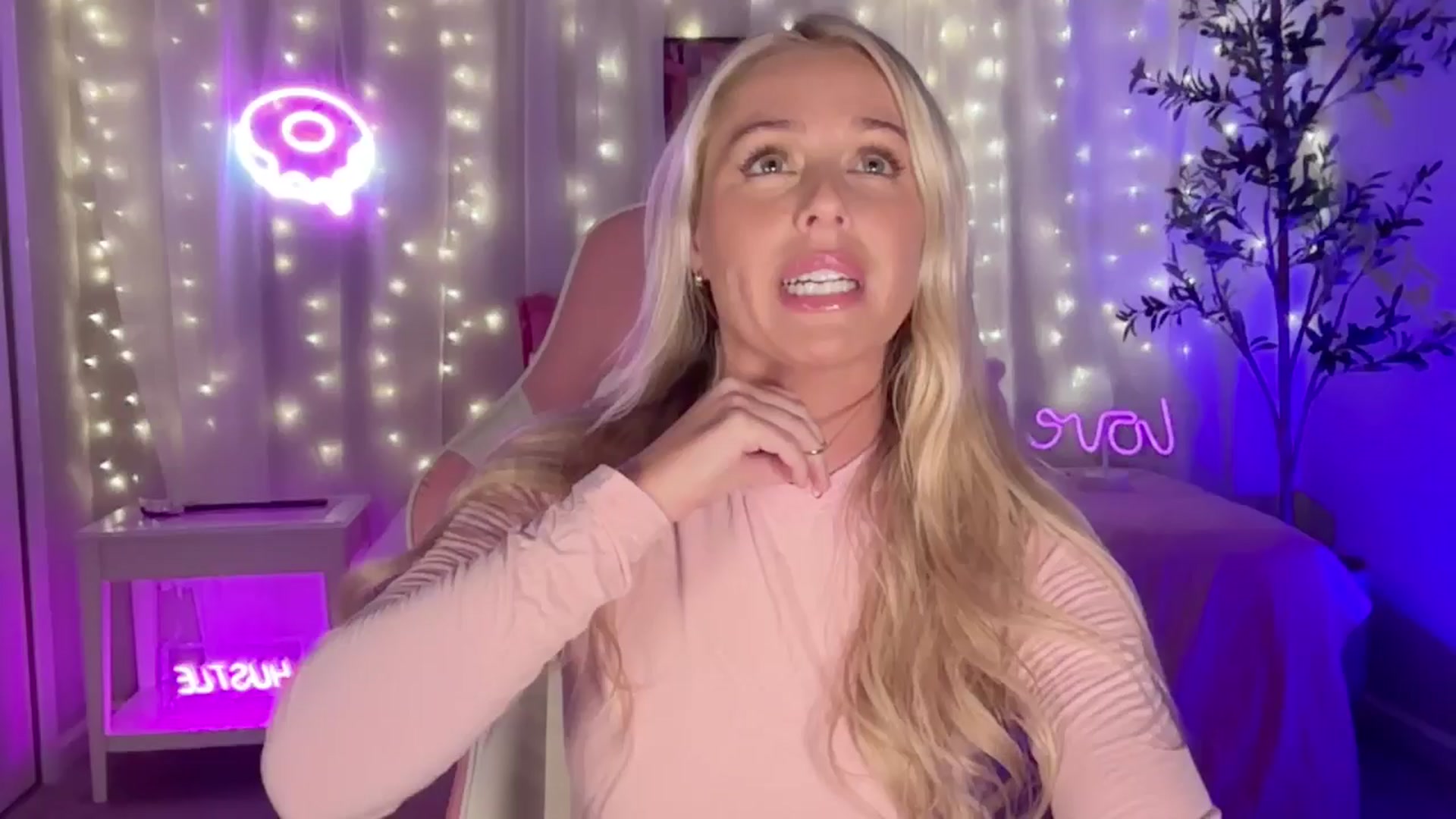 Gallery image thumbnail from Kylie_Baby's myfreecams stream on, 09/15/2024, 24:32 image 1 of 20