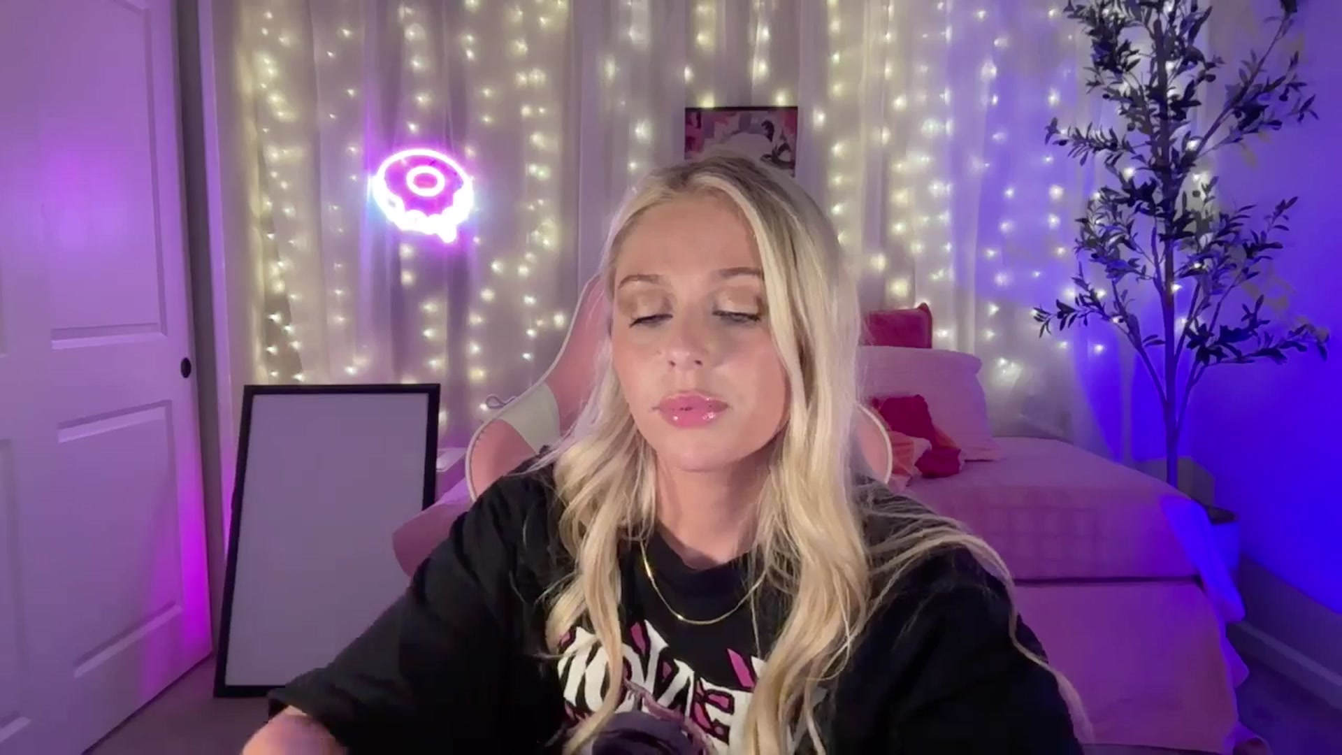 Gallery image thumbnail from Kylie_Baby's myfreecams stream on, 09/16/2024, 05:49 image 3 of 20