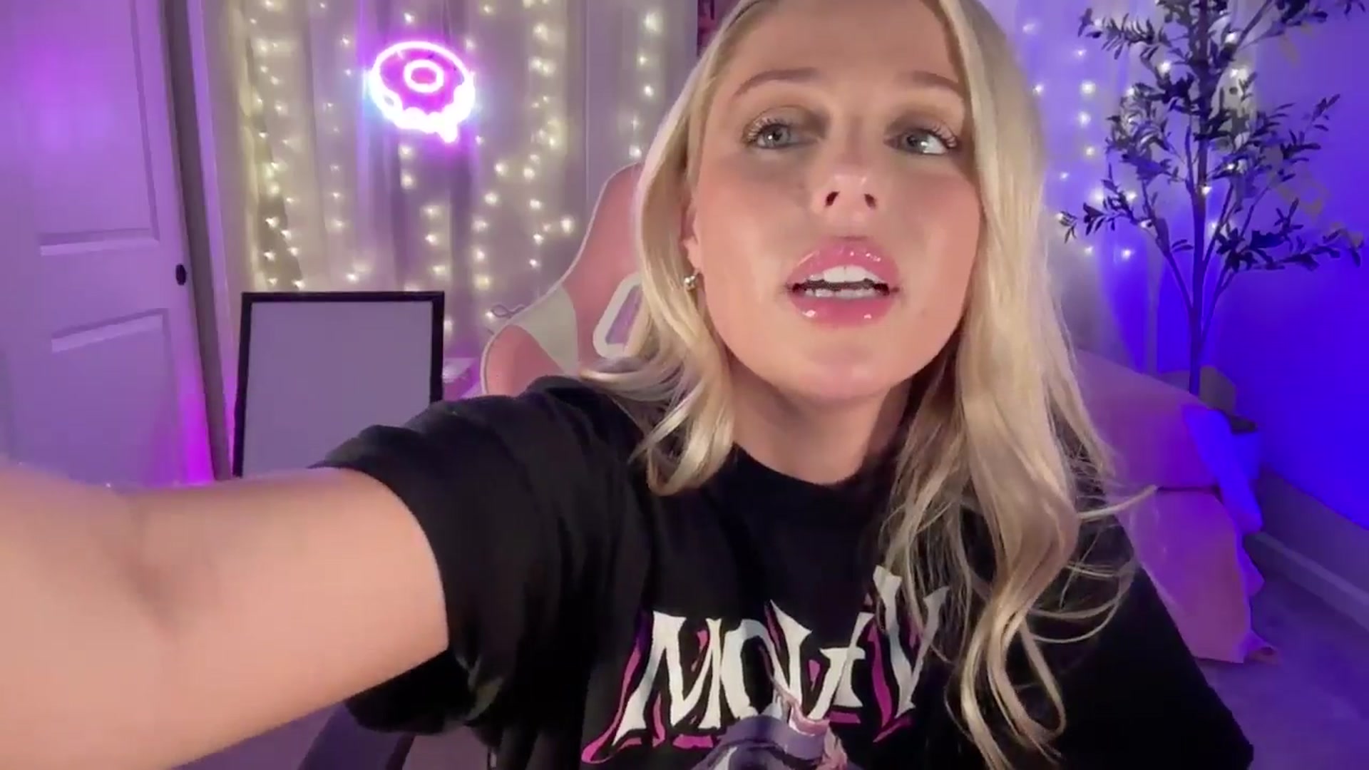 Gallery image thumbnail from Kylie_Baby's myfreecams stream on, 09/16/2024, 05:49 image 8 of 20