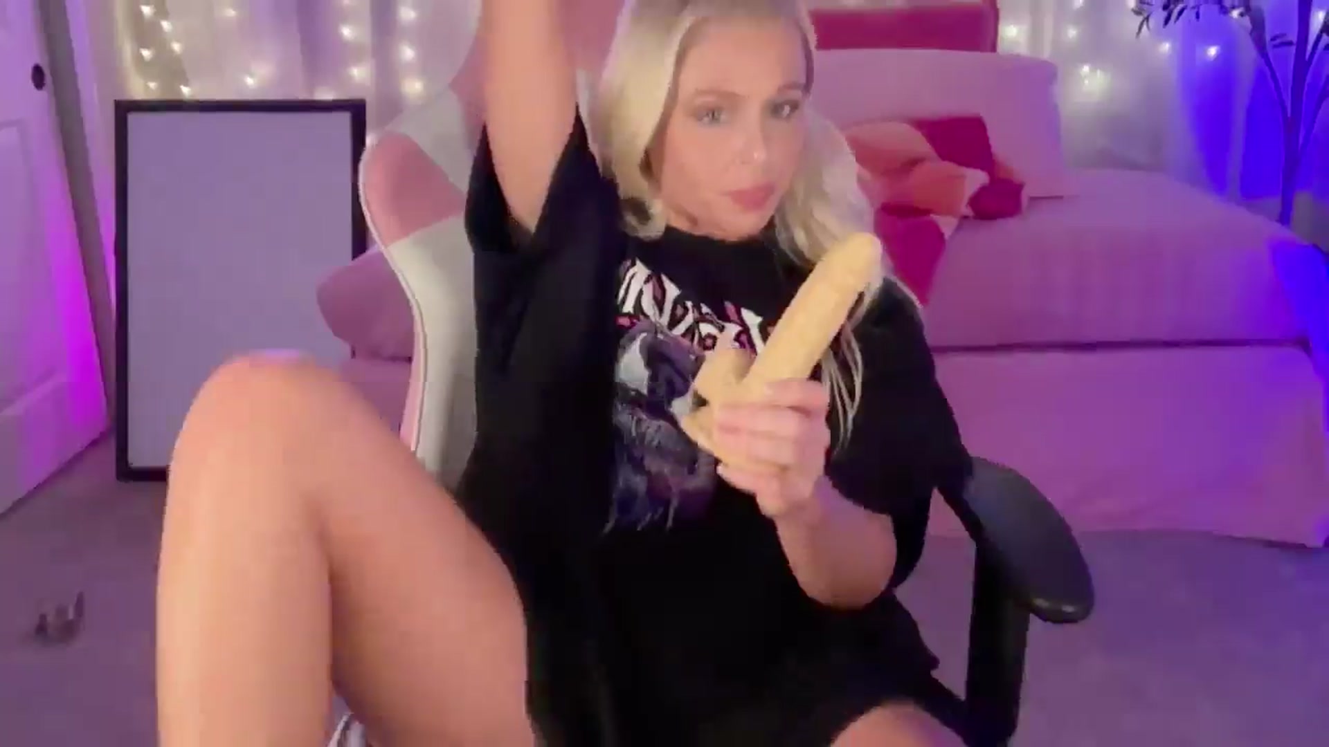Gallery image thumbnail from Kylie_Baby's myfreecams stream on, 09/16/2024, 05:49 image 17 of 20
