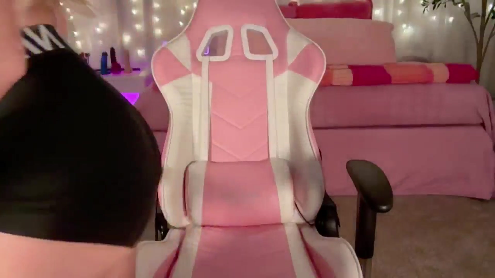 Gallery image thumbnail from Kylie_Baby's myfreecams stream on, 09/17/2024, 05:18 image 10 of 20
