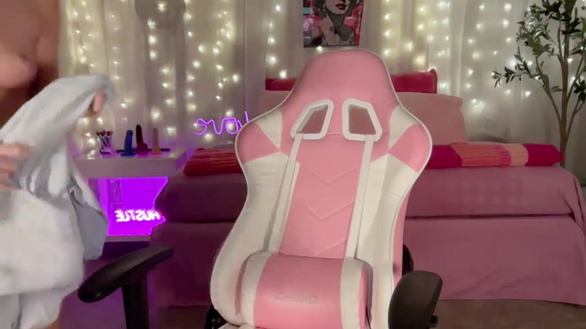 Gallery image thumbnail from Kylie_Baby's myfreecams stream on, 09/17/2024, 05:18 image 11 of 20