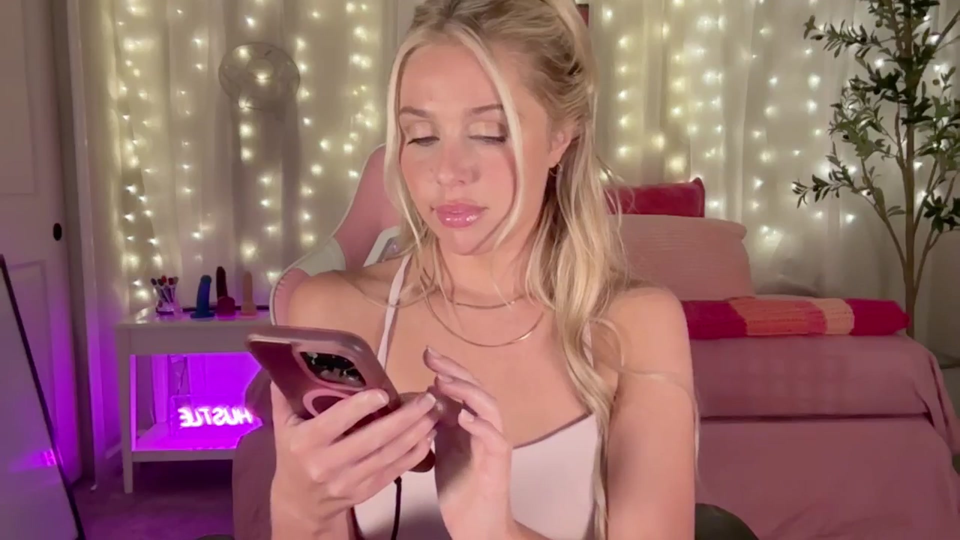 Gallery image thumbnail from Kylie_Baby's myfreecams stream on, 09/17/2024, 05:18 image 4 of 20