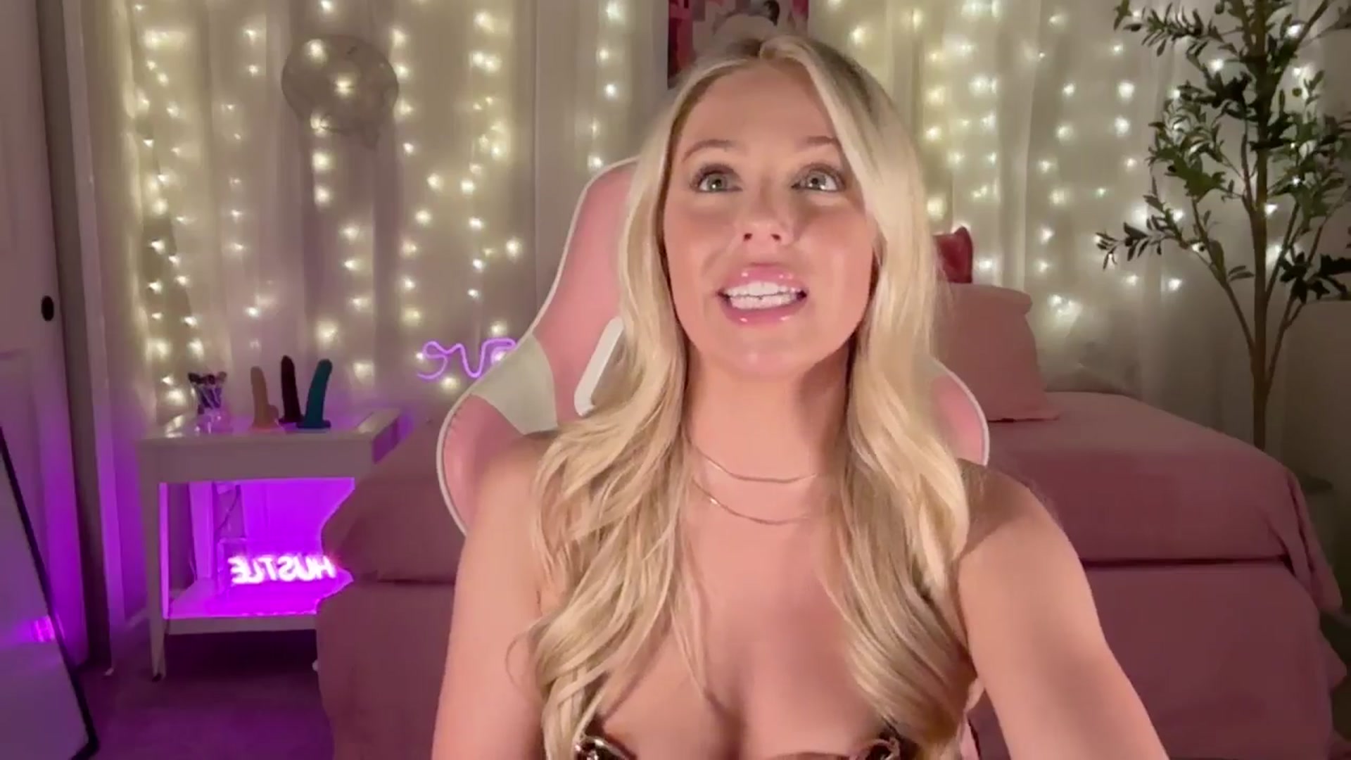 Gallery image thumbnail from Kylie_Baby's myfreecams stream on, 09/18/2024, 01:00 image 18 of 20