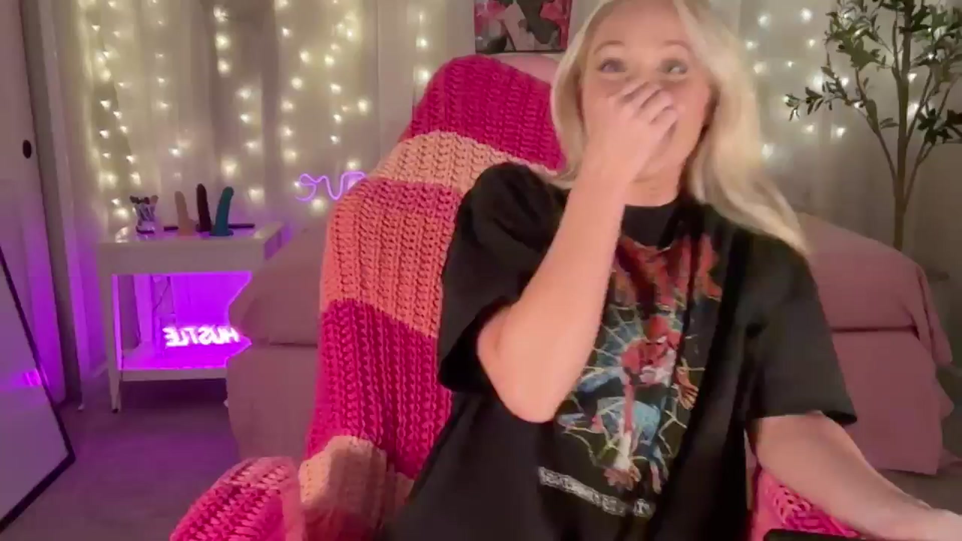 Gallery image thumbnail from Kylie_Baby's myfreecams stream on, 09/18/2024, 01:00 image 9 of 20