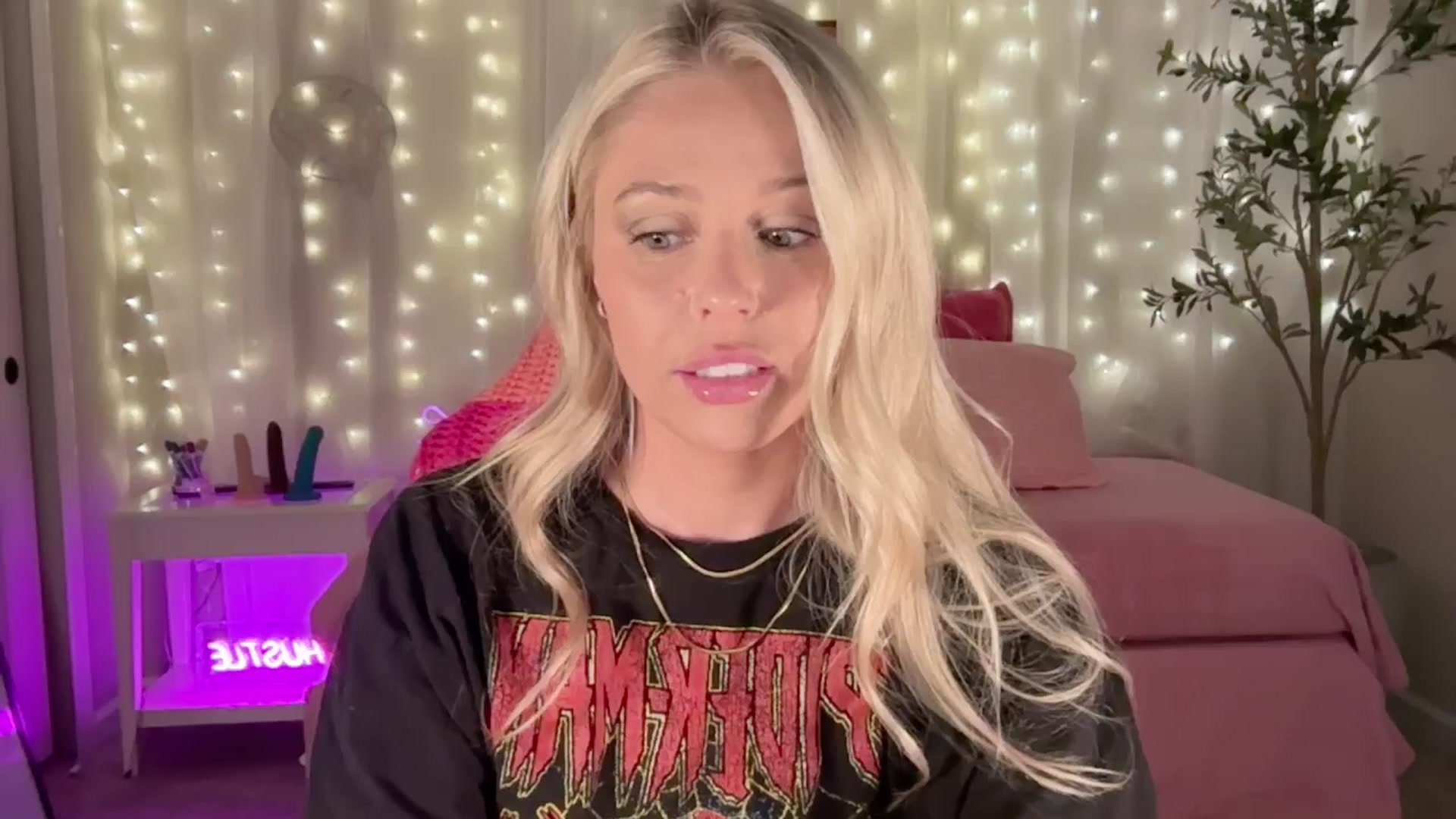 Gallery image thumbnail from Kylie_Baby's myfreecams stream on, 09/18/2024, 01:00 image 1 of 20