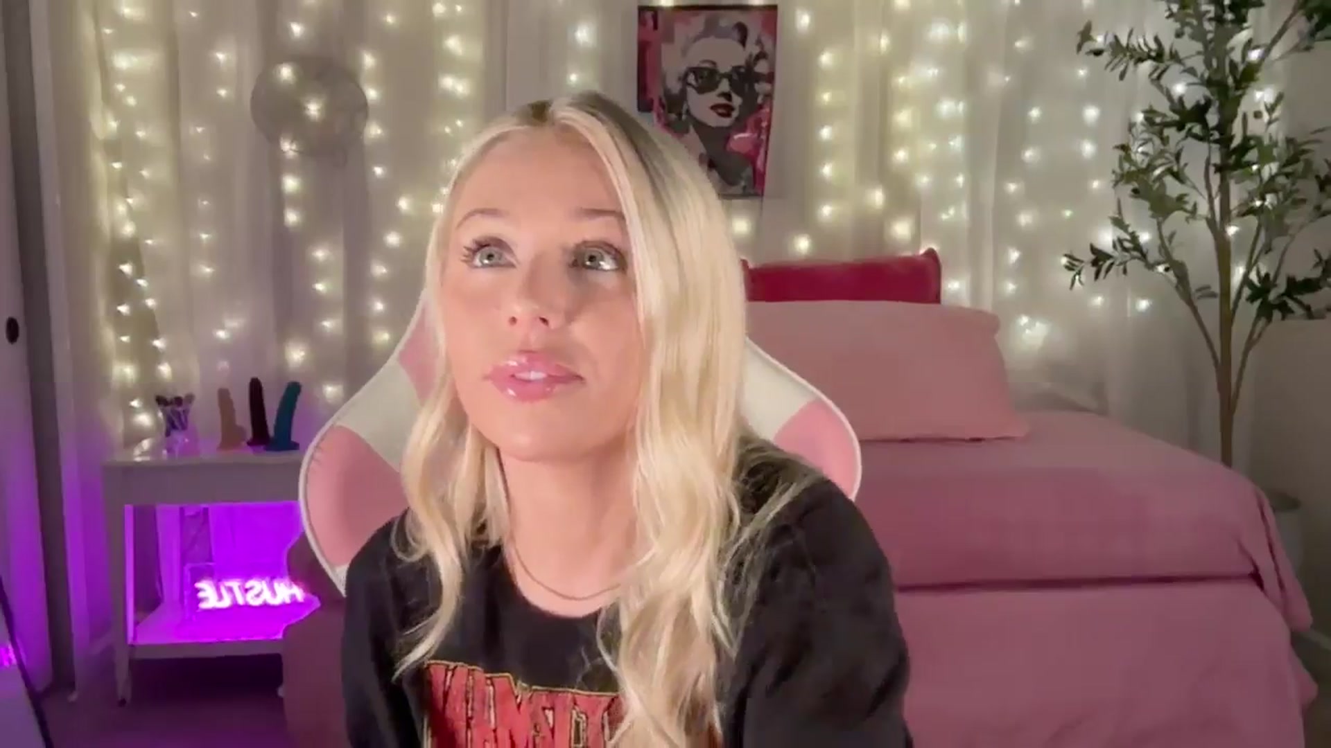 Gallery image thumbnail from Kylie_Baby's myfreecams stream on, 09/18/2024, 12:59 image 16 of 20