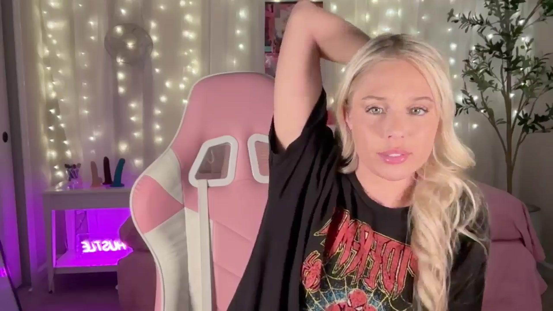 Gallery image thumbnail from Kylie_Baby's myfreecams stream on, 09/18/2024, 12:59 image 7 of 20