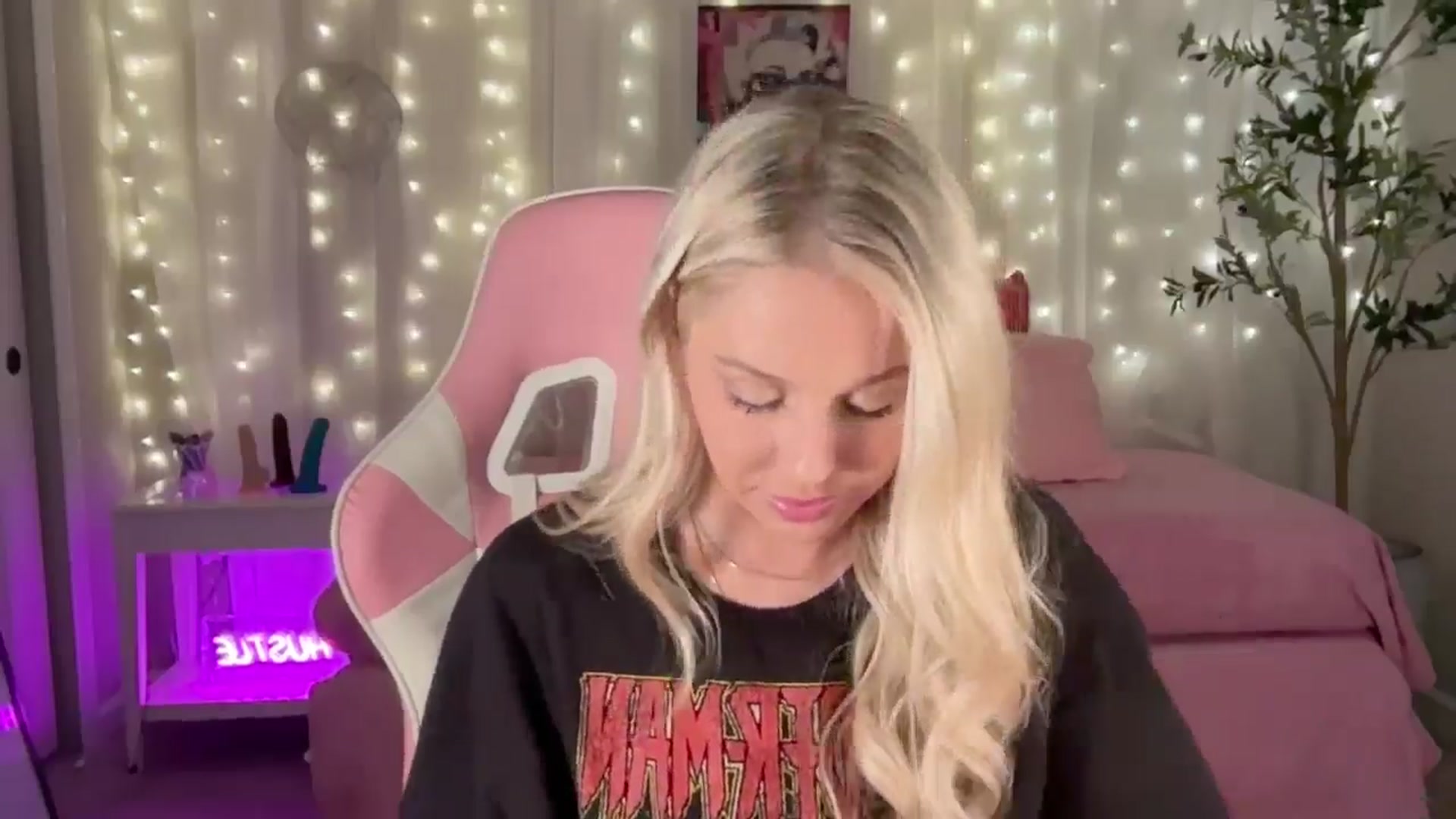 Gallery image thumbnail from Kylie_Baby's myfreecams stream on, 09/18/2024, 12:59 image 13 of 20