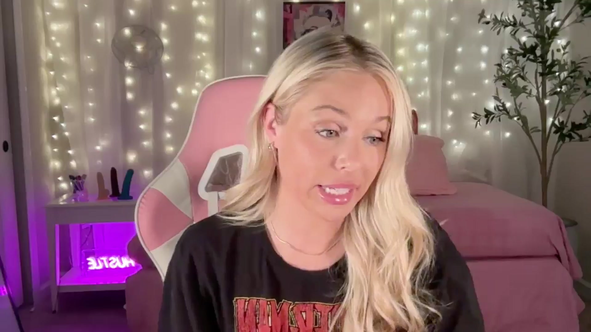 Gallery image thumbnail from Kylie_Baby's myfreecams stream on, 09/18/2024, 12:59 image 10 of 20