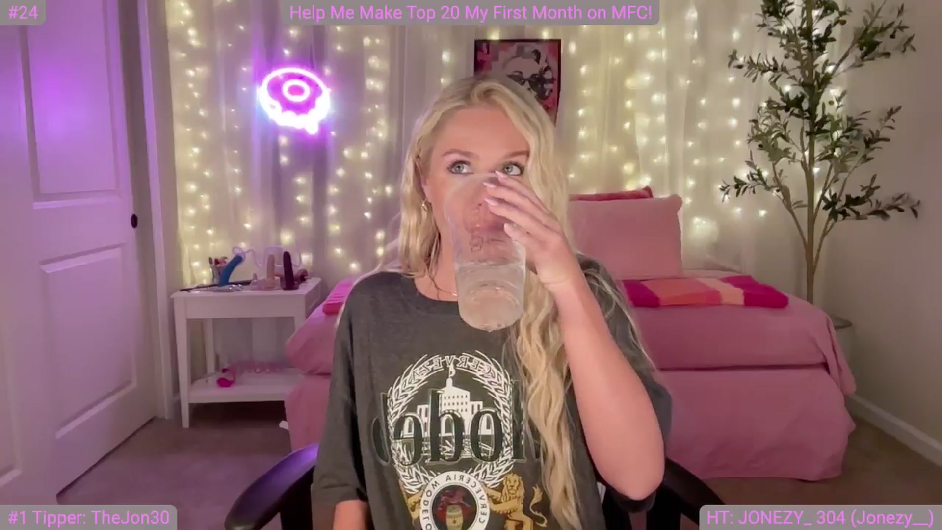 Gallery image thumbnail from Kylie_Baby's myfreecams stream on, 09/27/2024, 04:33 image 3 of 20
