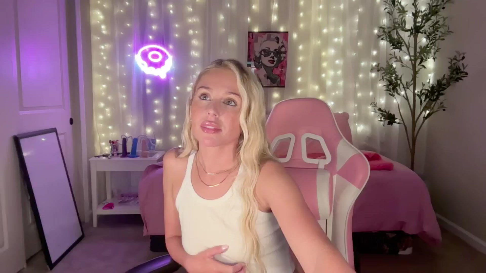 Gallery image thumbnail from Kylie_Baby's myfreecams stream on, 09/29/2024, 05:23 image 14 of 20