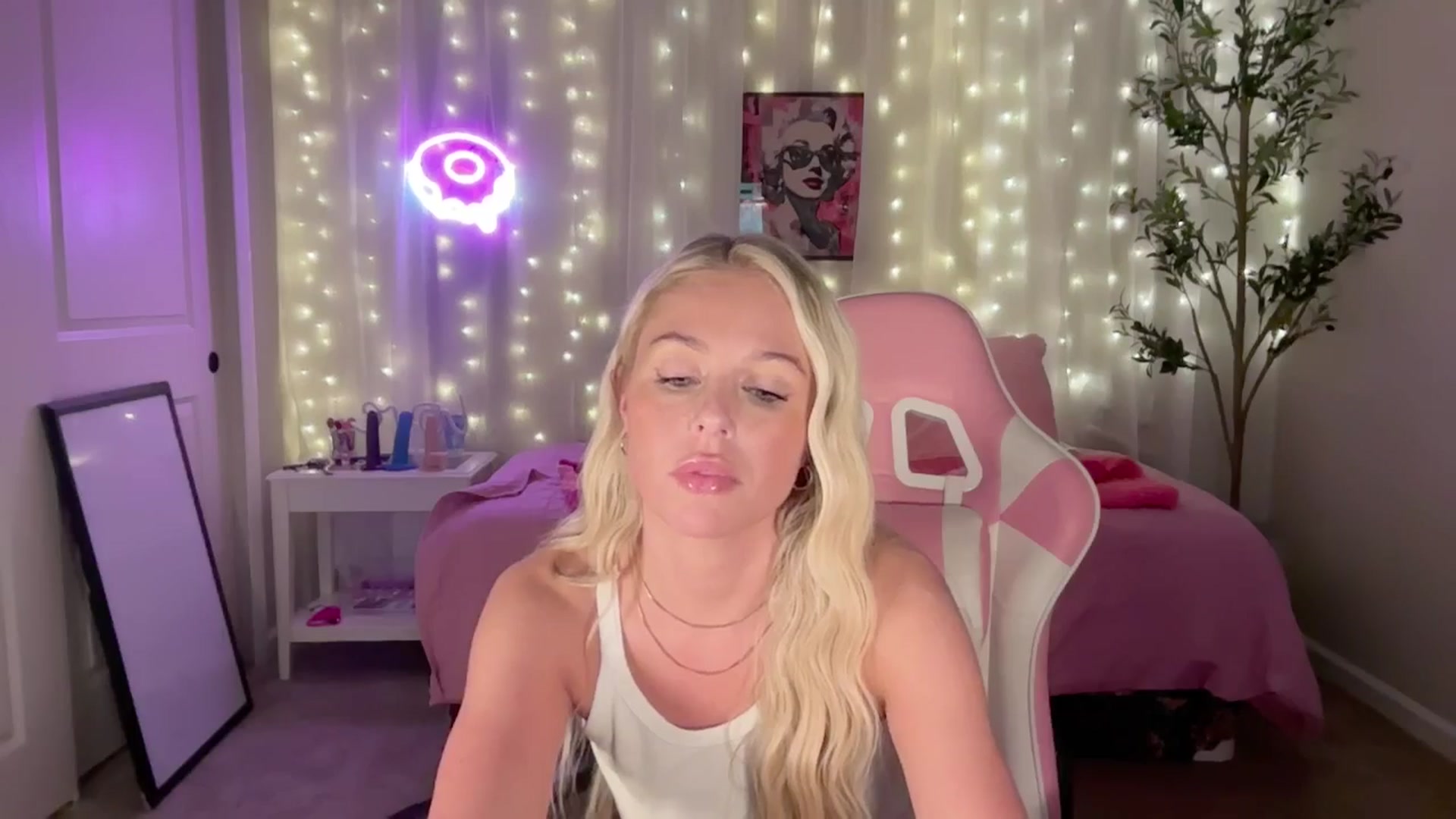 Gallery image thumbnail from Kylie_Baby's myfreecams stream on, 09/29/2024, 05:23 image 8 of 20