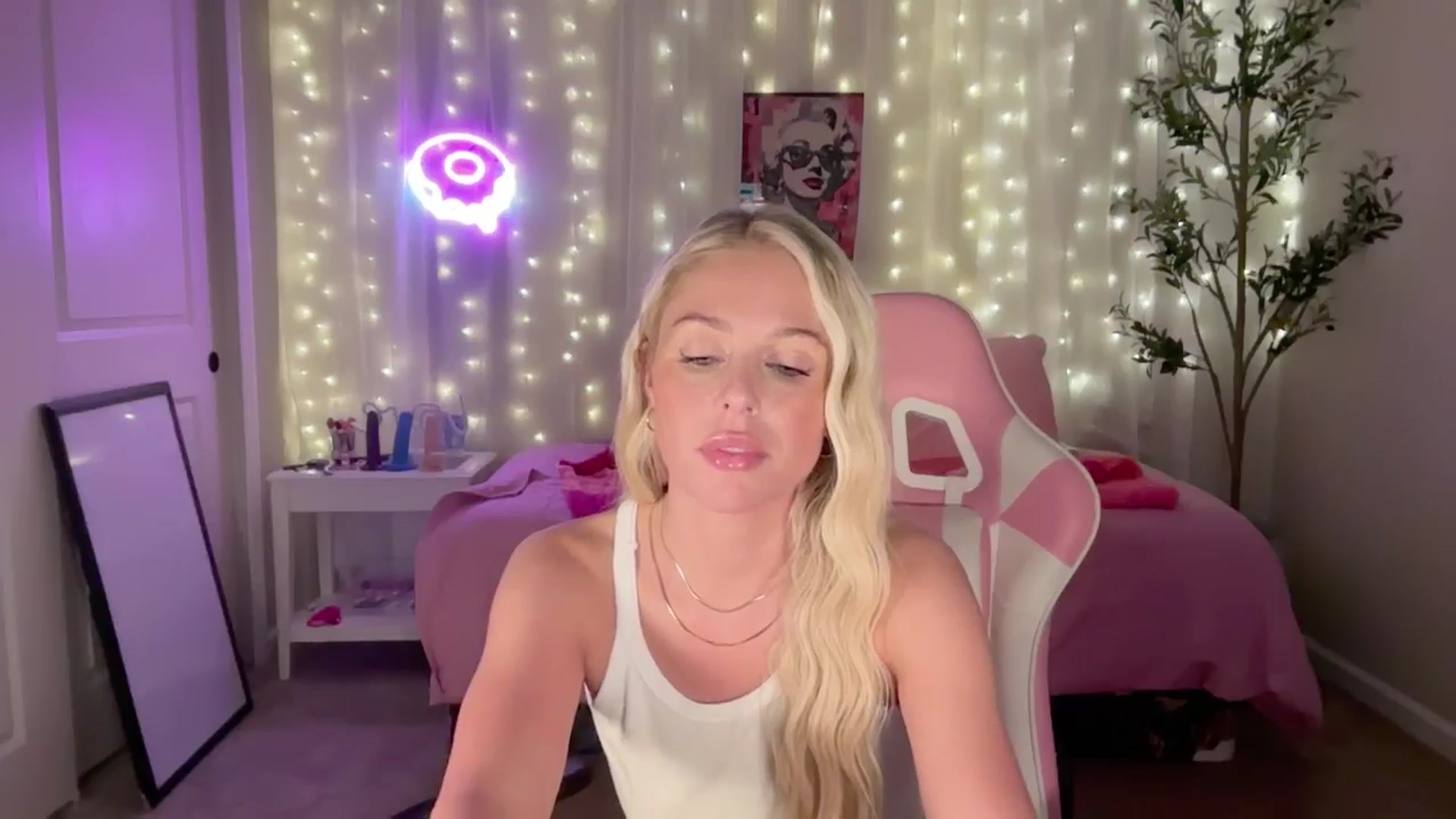 Gallery image thumbnail from Kylie_Baby's myfreecams stream on, 09/29/2024, 05:23 image 11 of 20