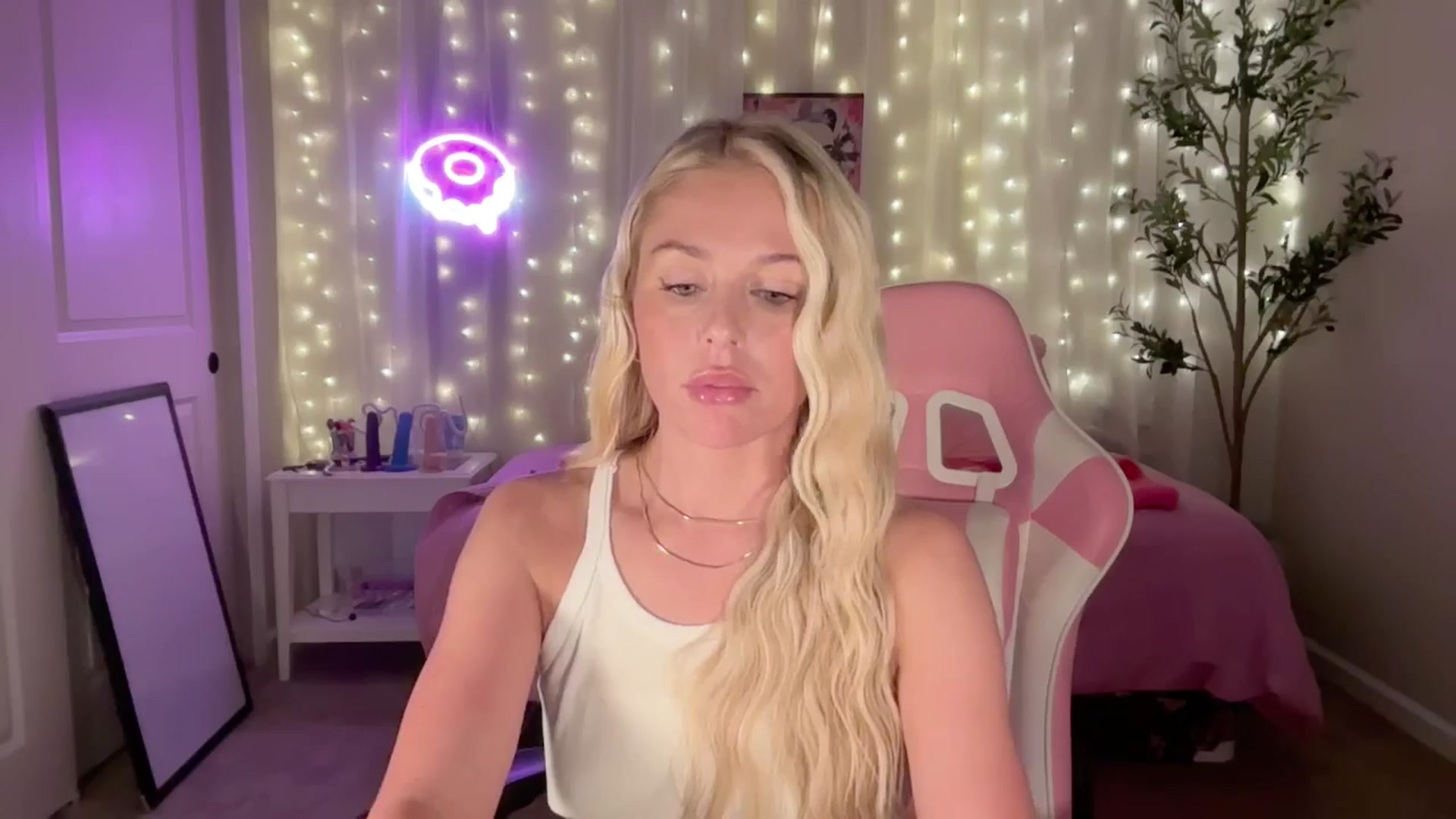 Gallery image thumbnail from Kylie_Baby's myfreecams stream on, 09/29/2024, 05:23 image 20 of 20