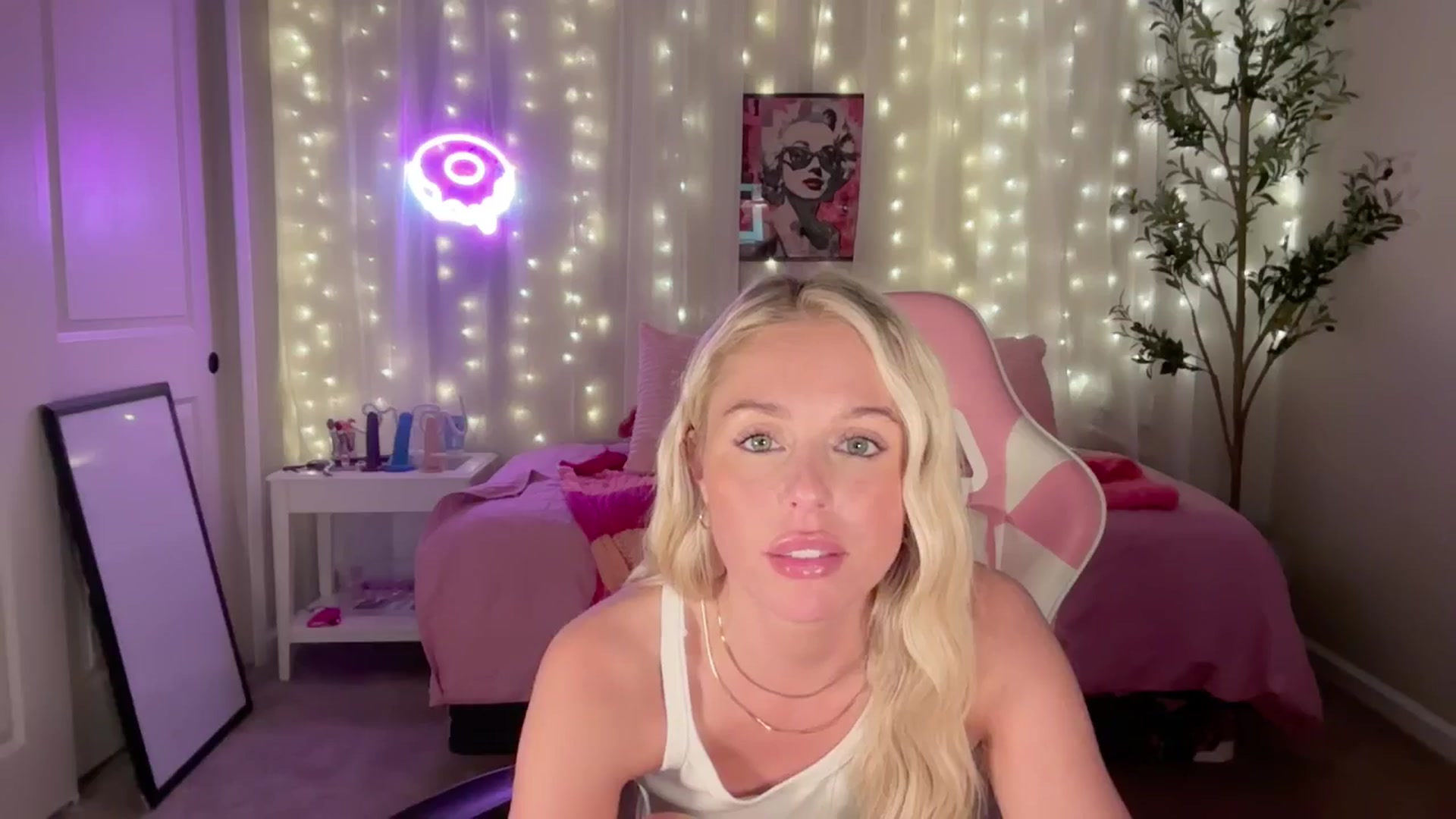 Gallery image thumbnail from Kylie_Baby's myfreecams stream on, 09/29/2024, 05:23 image 12 of 20