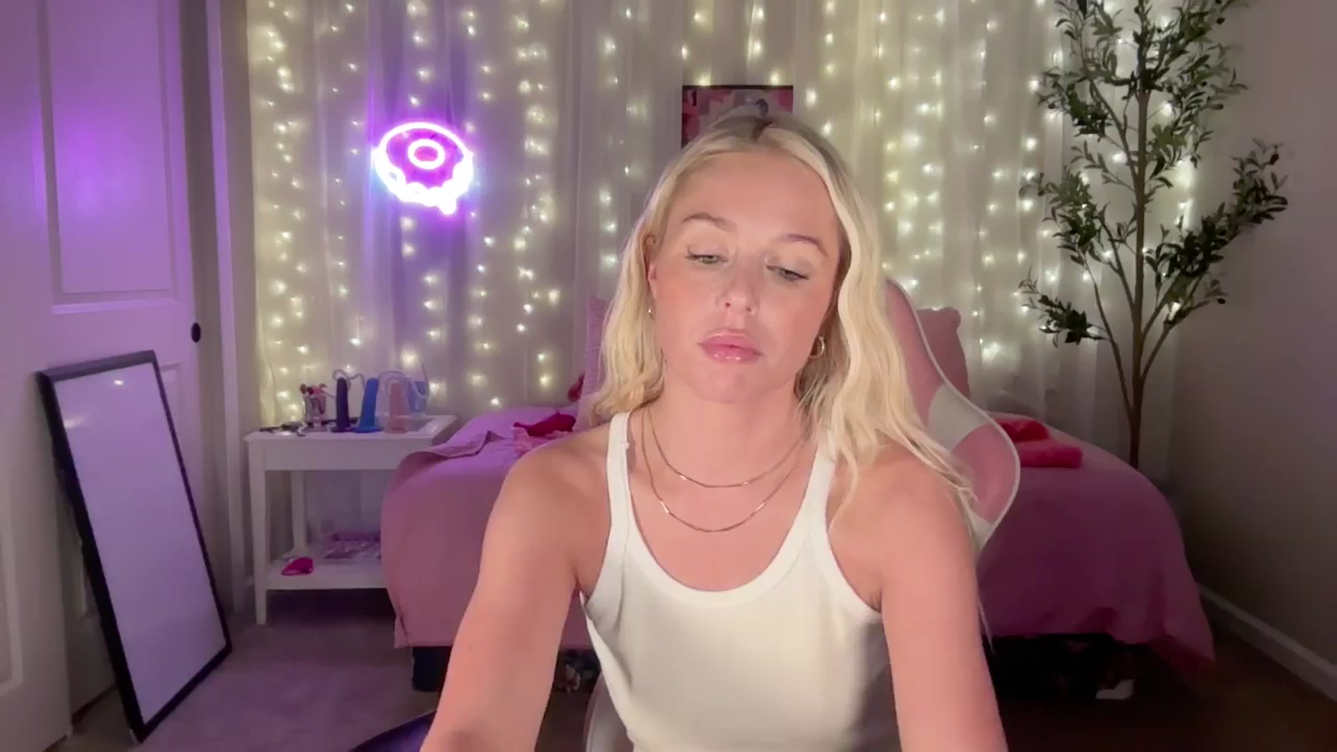 Gallery image thumbnail from Kylie_Baby's myfreecams stream on, 09/29/2024, 05:23 image 5 of 20