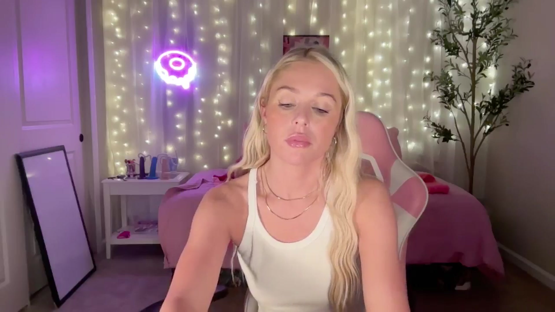 Gallery image thumbnail from Kylie_Baby's myfreecams stream on, 09/29/2024, 05:23 image 3 of 20