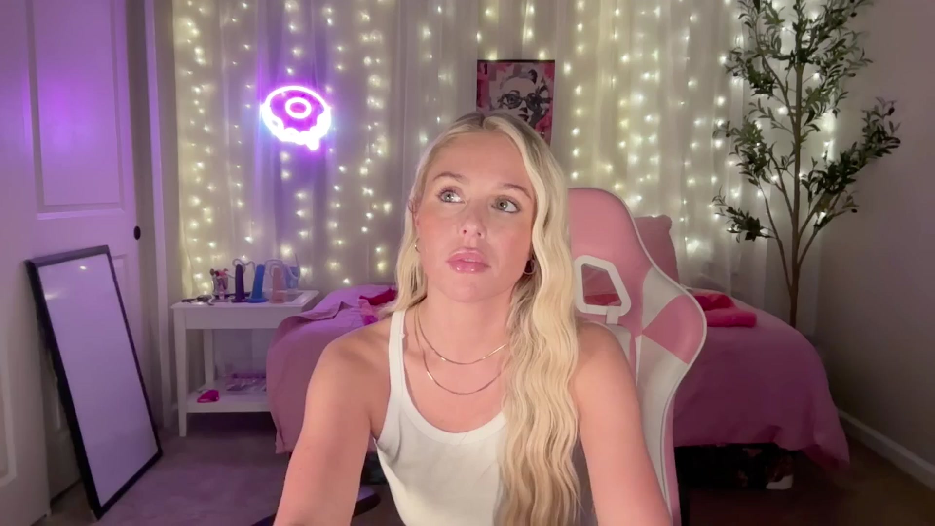 Gallery image thumbnail from Kylie_Baby's myfreecams stream on, 09/29/2024, 05:23 image 9 of 20
