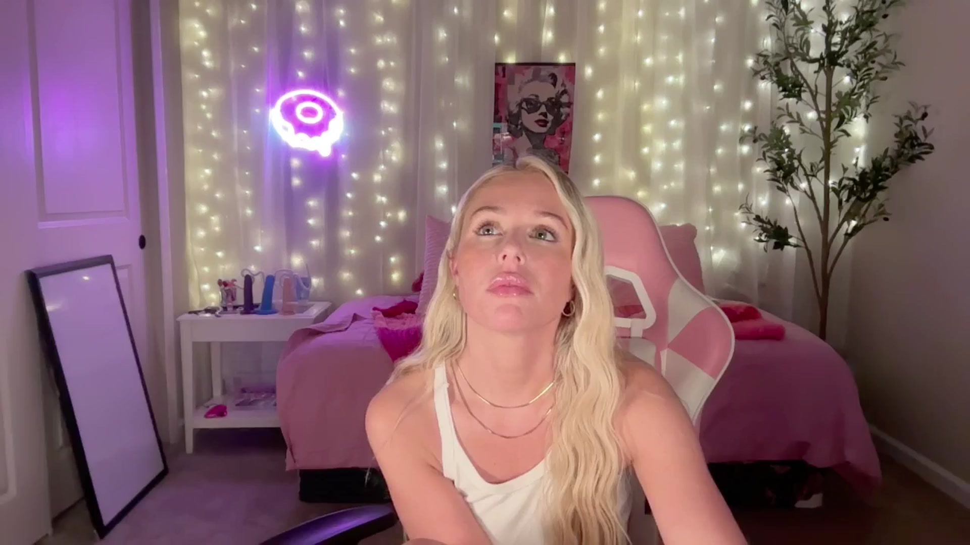 Gallery image thumbnail from Kylie_Baby's myfreecams stream on, 09/29/2024, 05:23 image 7 of 20