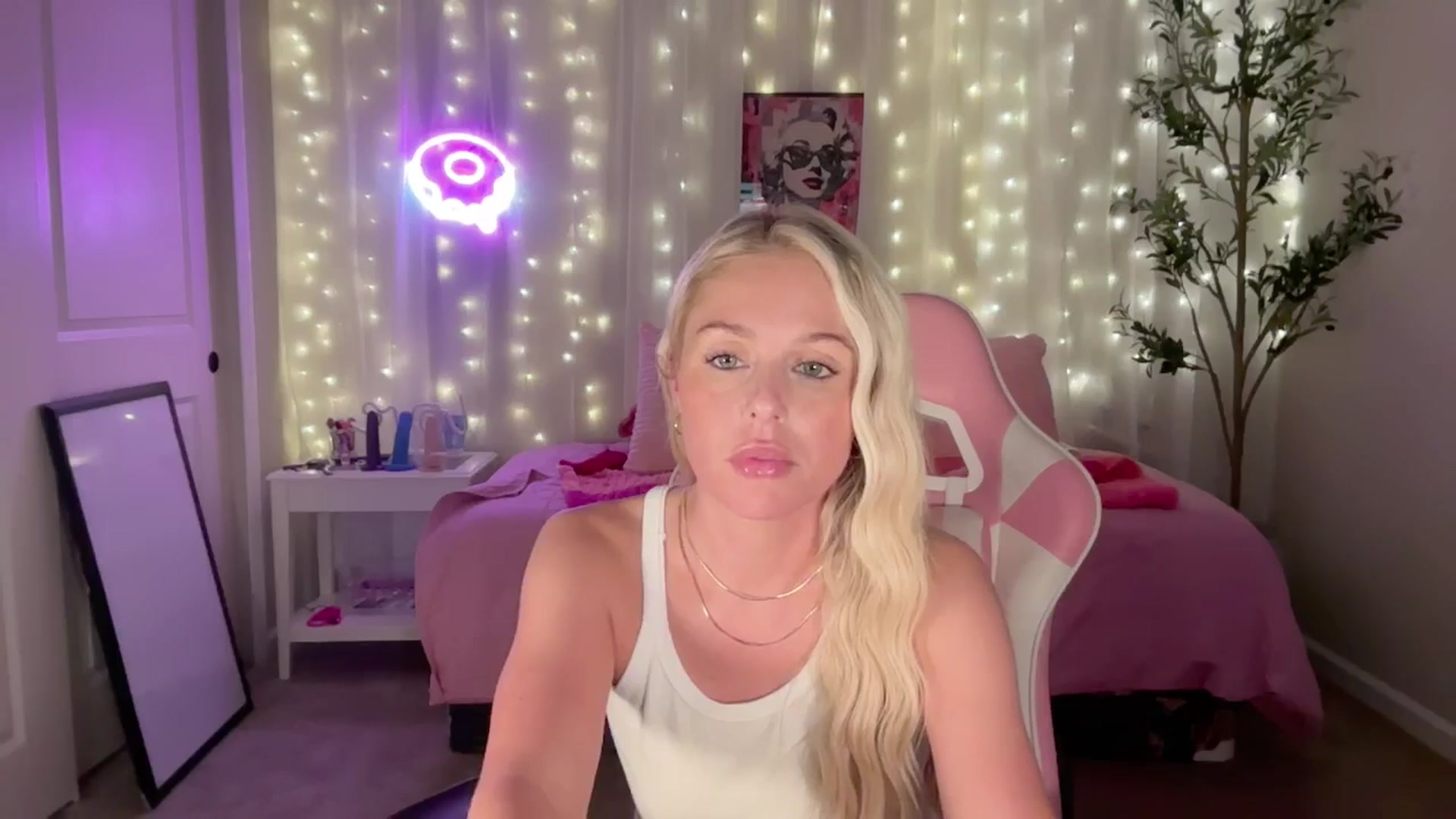 Gallery image thumbnail from Kylie_Baby's myfreecams stream on, 09/29/2024, 05:23 image 10 of 20