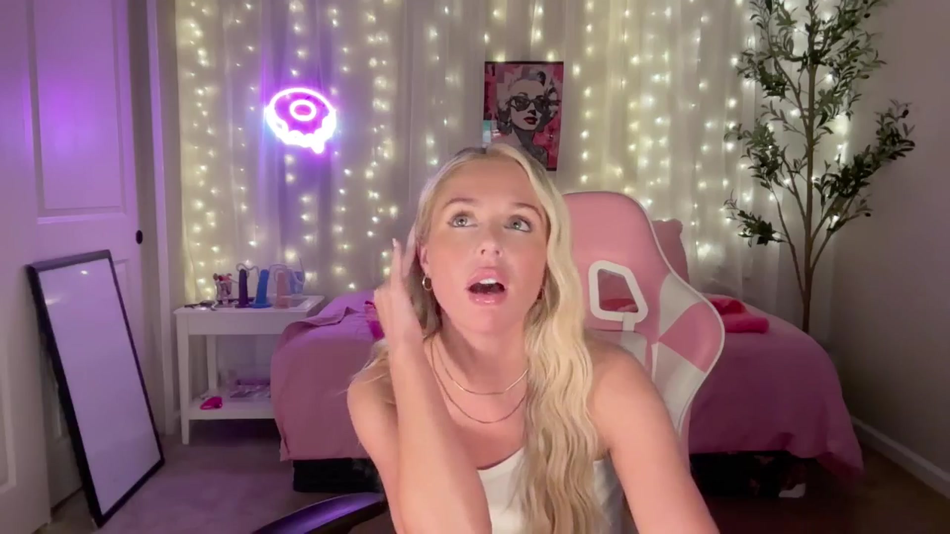 Gallery image thumbnail from Kylie_Baby's myfreecams stream on, 09/29/2024, 05:23 image 6 of 20