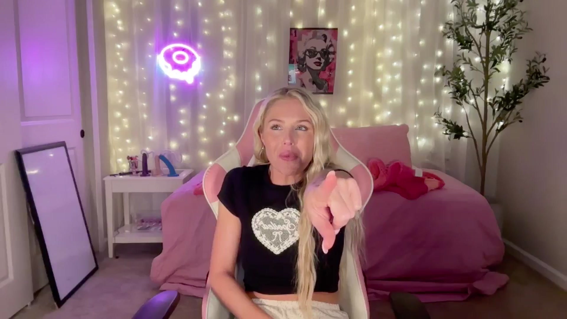 Gallery image thumbnail from Kylie_Baby's myfreecams stream on, 09/29/2024, 23:58 image 3 of 20