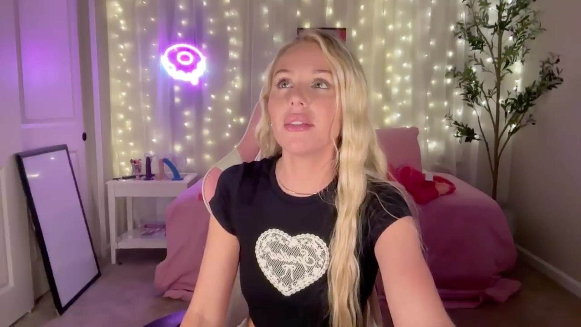 Gallery image thumbnail from Kylie_Baby's myfreecams stream on, 09/29/2024, 23:58 image 2 of 20