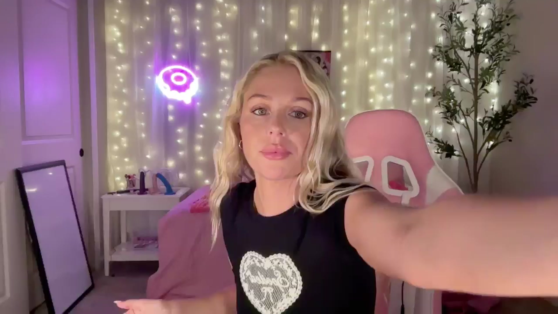 Gallery image thumbnail from Kylie_Baby's myfreecams stream on, 09/29/2024, 23:58 image 1 of 20