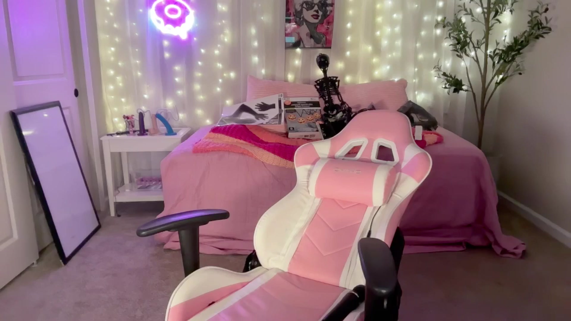 Gallery image thumbnail from Kylie_Baby's myfreecams stream on, 09/30/2024, 02:43 image 12 of 20