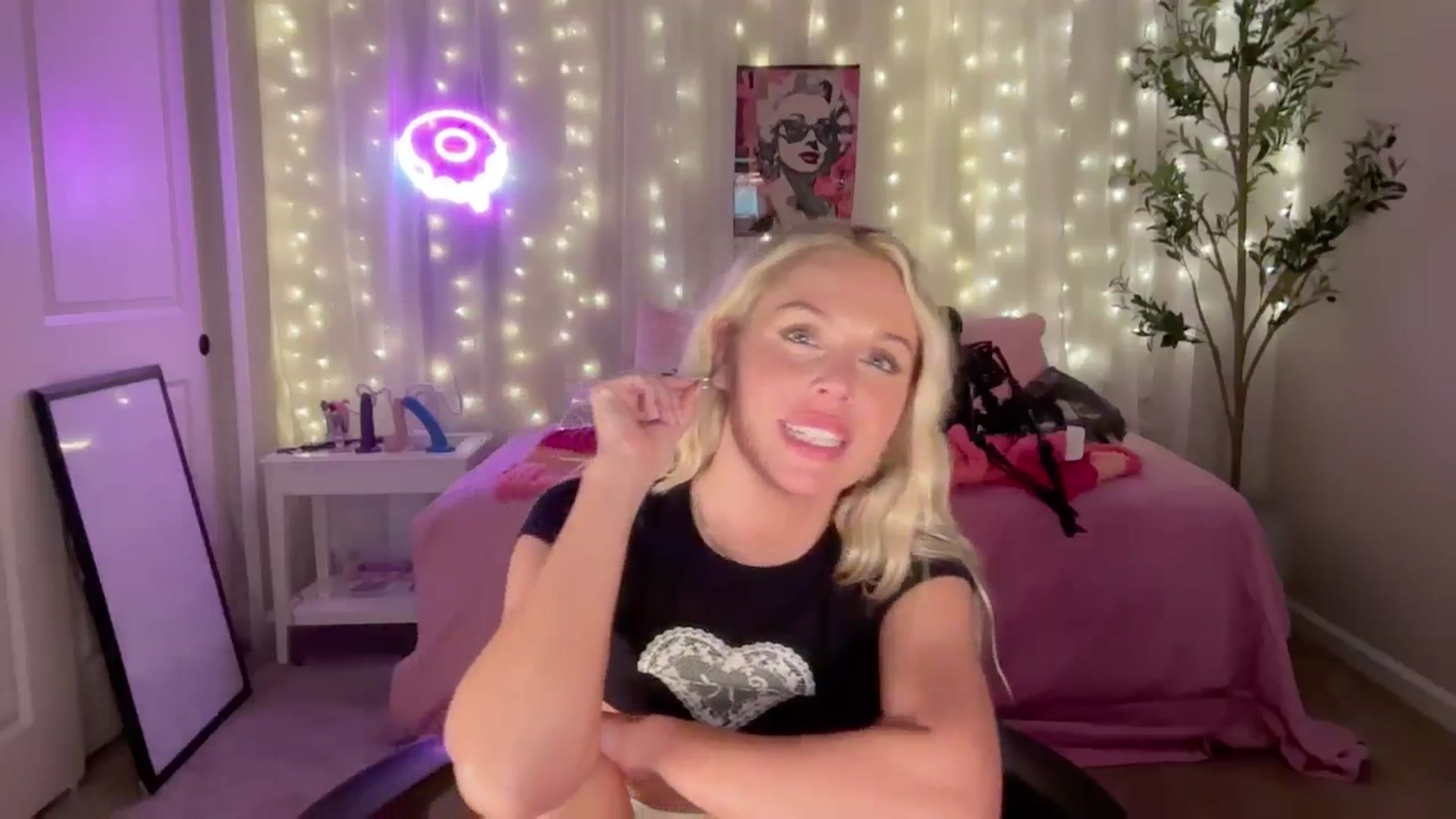 Gallery image thumbnail from Kylie_Baby's myfreecams stream on, 09/30/2024, 02:43 image 18 of 20